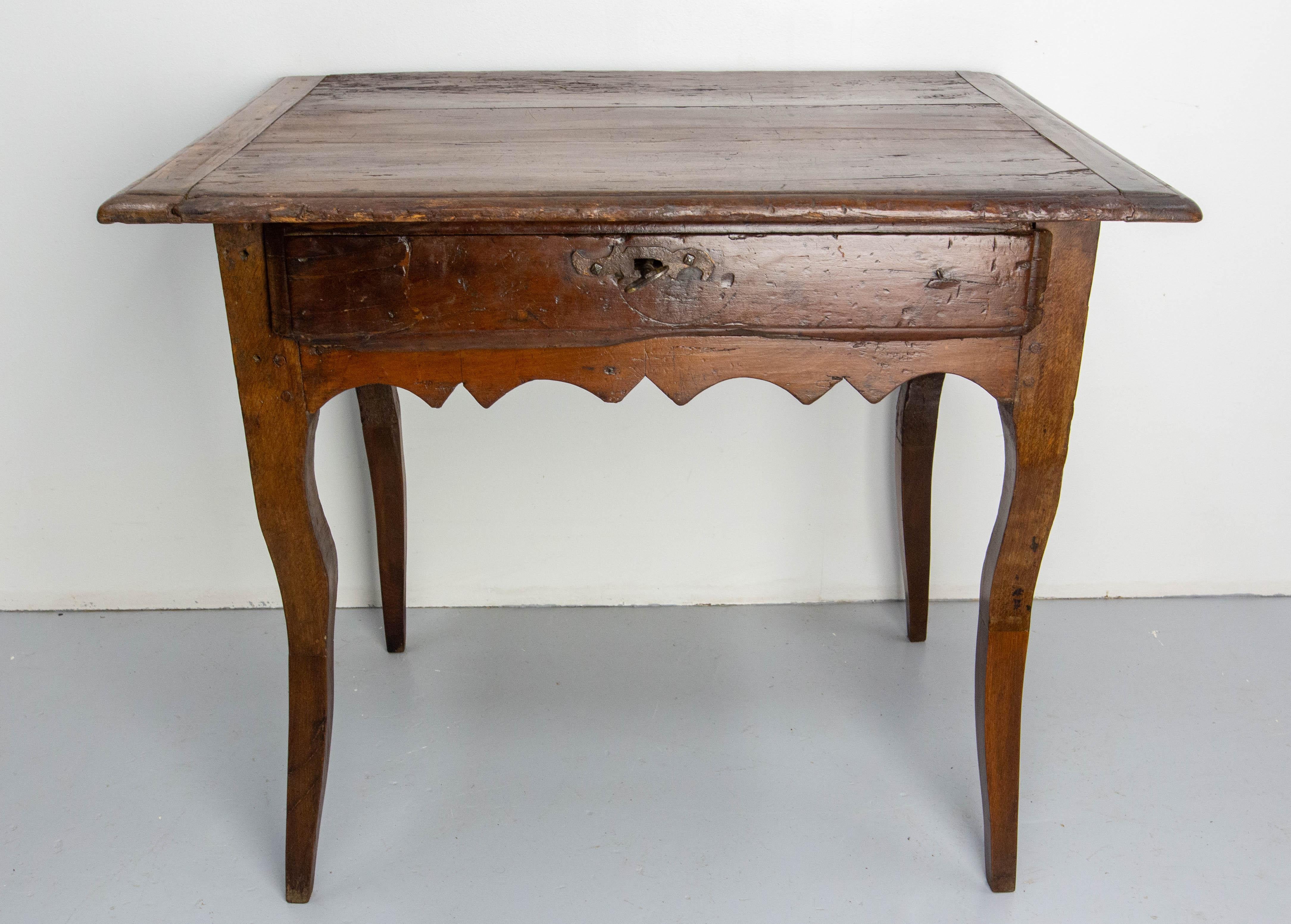 Writing table or desk made of poplar in the french 18th century, Louis XV period.
Height between the roof and the belt 20.87 in. (53 cm).
Totally authentic, this piece of furniture was made in the 18th century, in a small provincial workshop. This