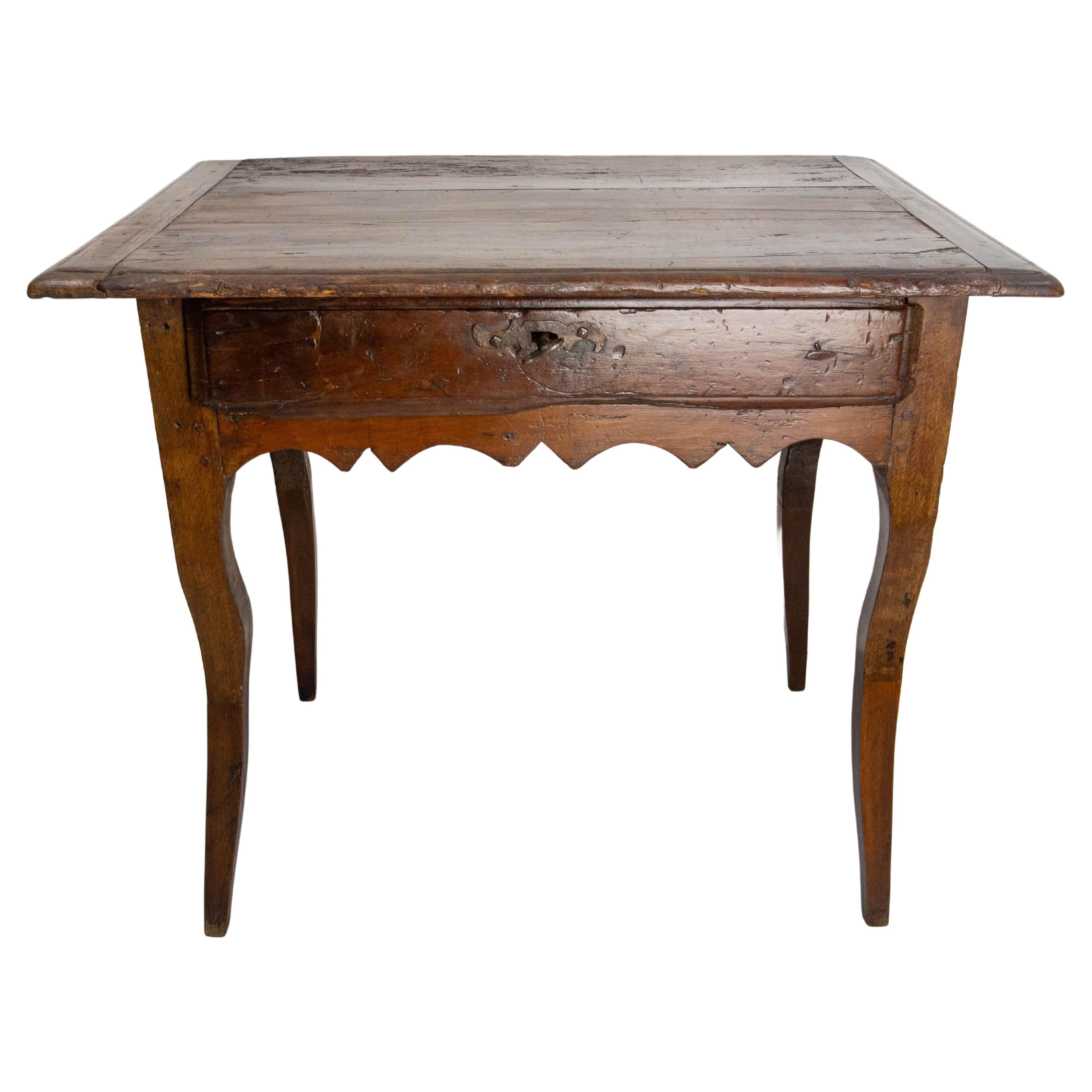Mesa de escritorio francesa de álamo y roble del siglo XVIII Periodo Luis XV