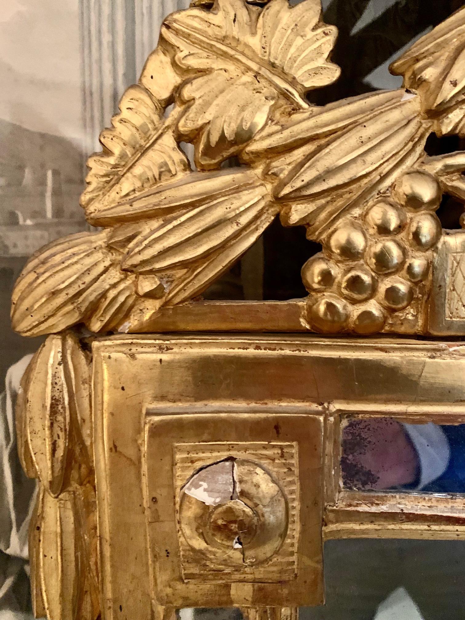 Français XVIIIe siècle français  Miroir provençal Louis XVI en bois doré en vente