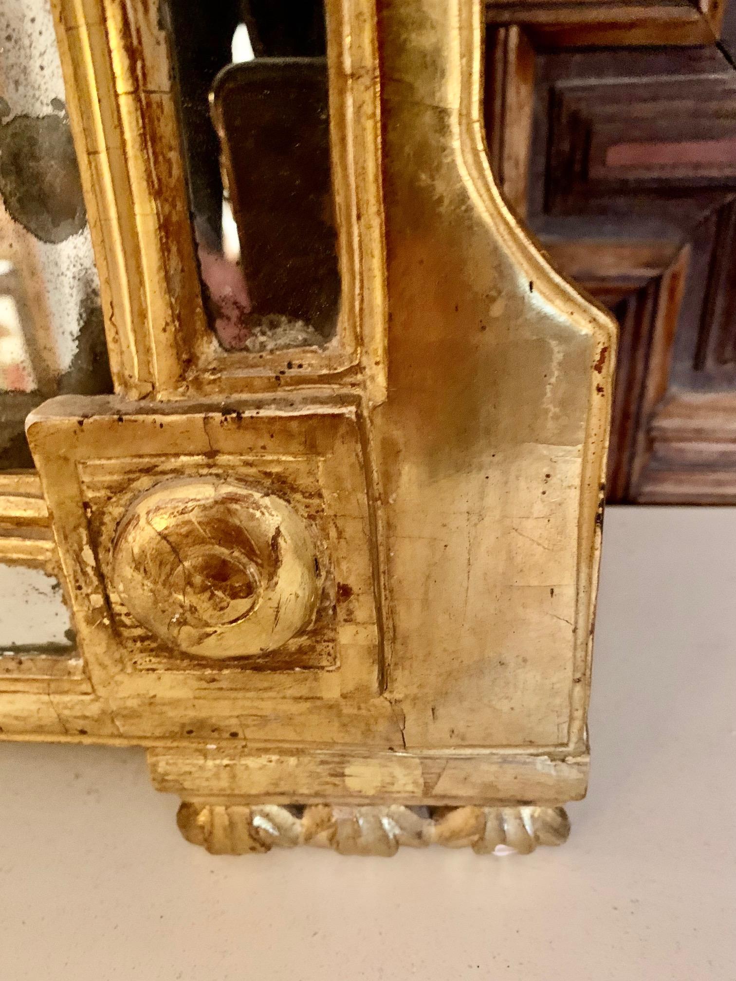 Sculpté à la main XVIIIe siècle français  Miroir provençal Louis XVI en bois doré en vente