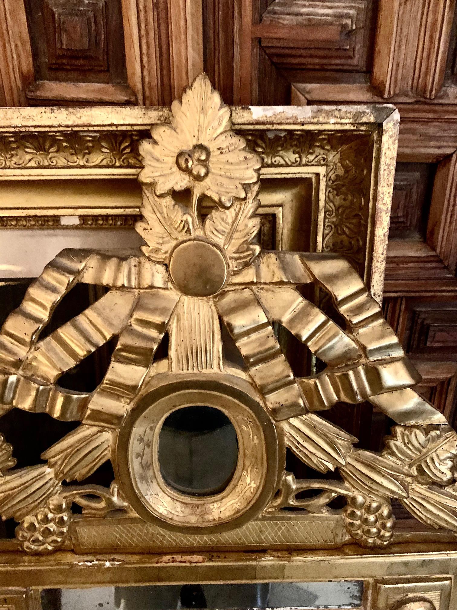 XVIIIe siècle français  Miroir provençal Louis XVI en bois doré en vente 2