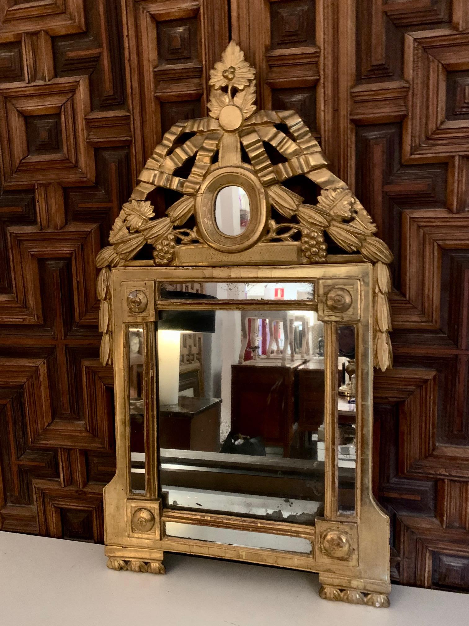 XVIIIe siècle français  Miroir provençal Louis XVI en bois doré en vente 3