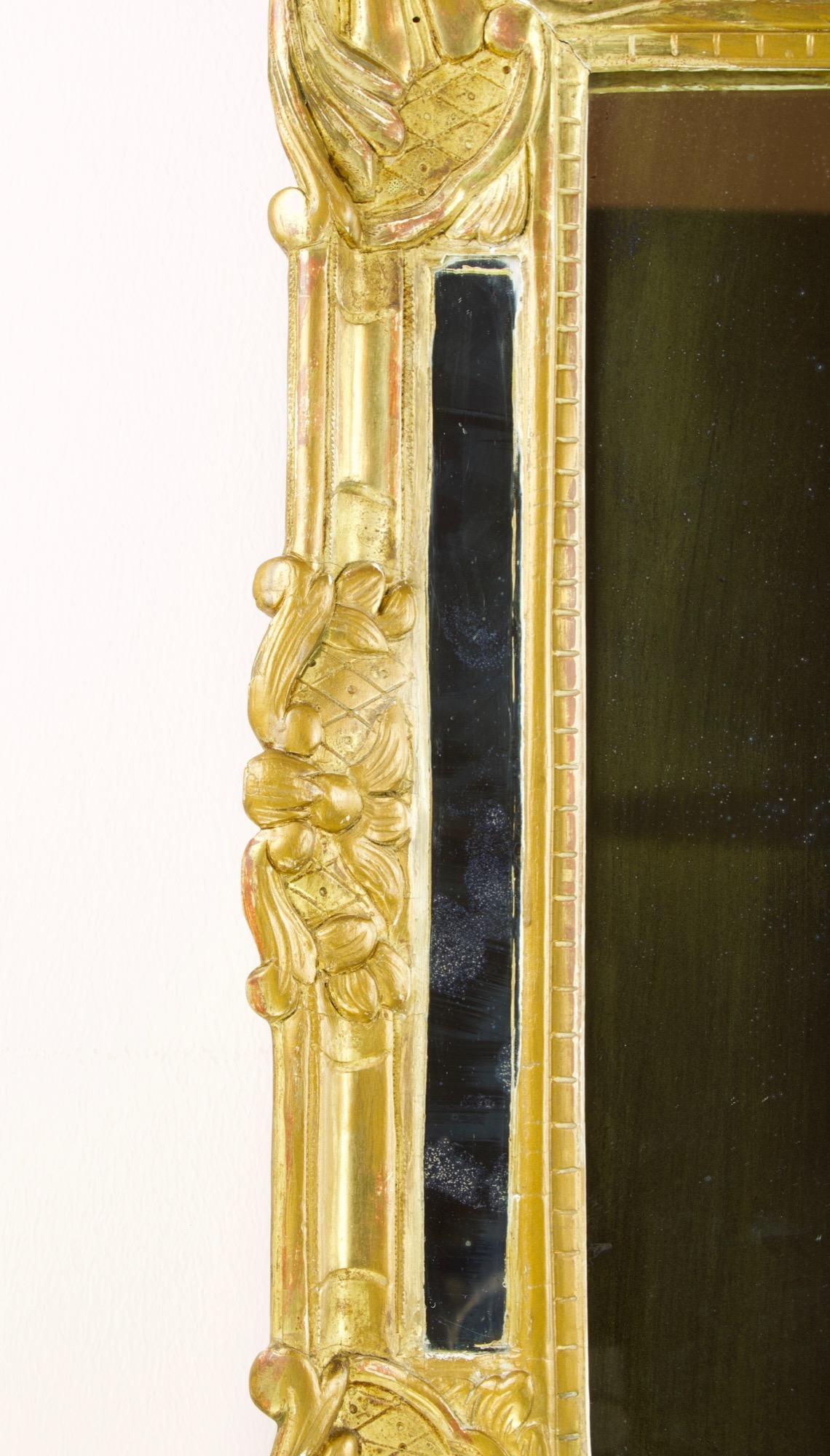 Miroir mural en bois doré français de style transition provençale du 18ème siècle/Louis XVI Bon état - En vente à Berlin, DE