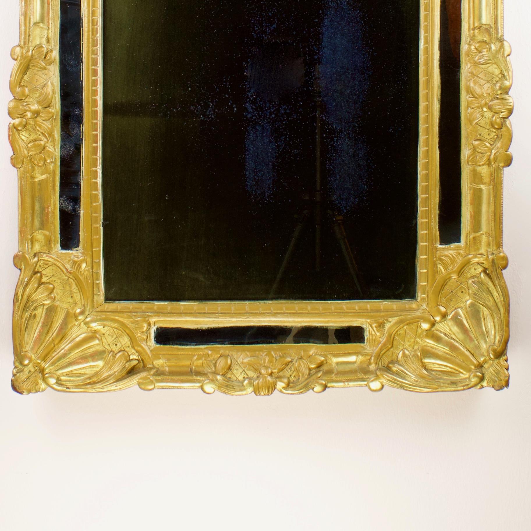 Doré Miroir mural en bois doré français de style transition provençale du 18ème siècle/Louis XVI en vente
