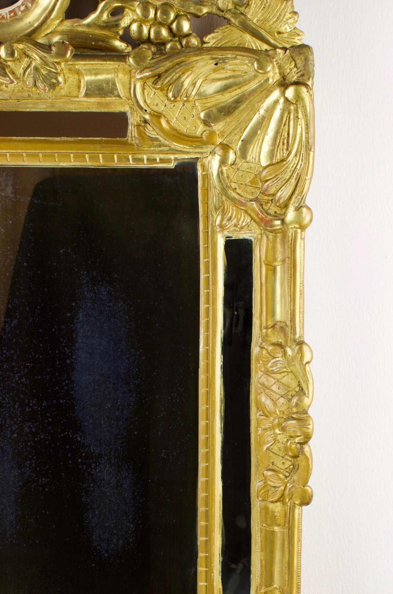 Bois Miroir mural en bois doré français de style transition provençale du 18ème siècle/Louis XVI en vente