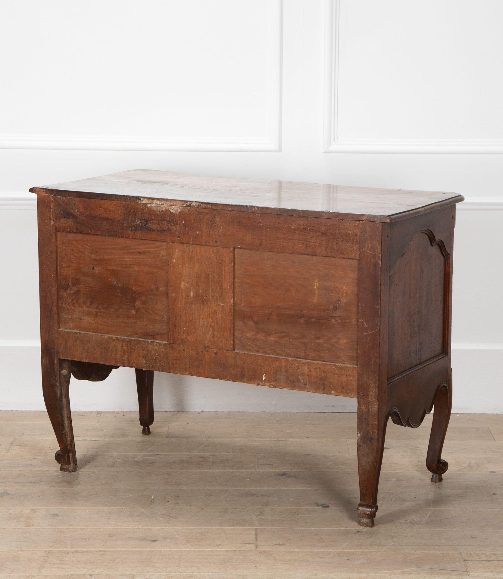 Commode francese in noce provenzale del XVIII secolo in vendita 4