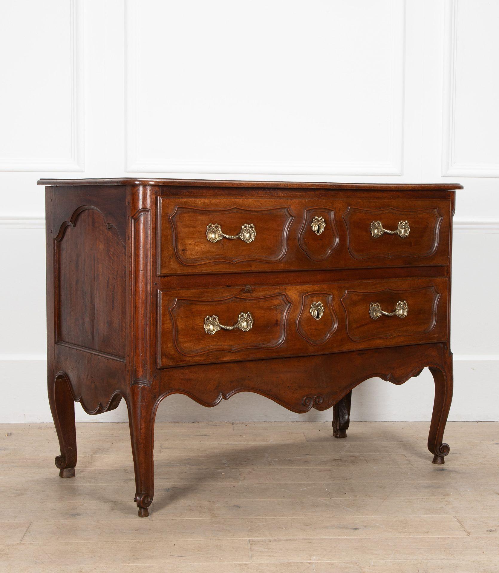 Una bella commode in noce con fronte a serpentina, CIRCA 1740.
Composto da due cassetti con maniglie originali.
Si regge su gambe cabriolet.