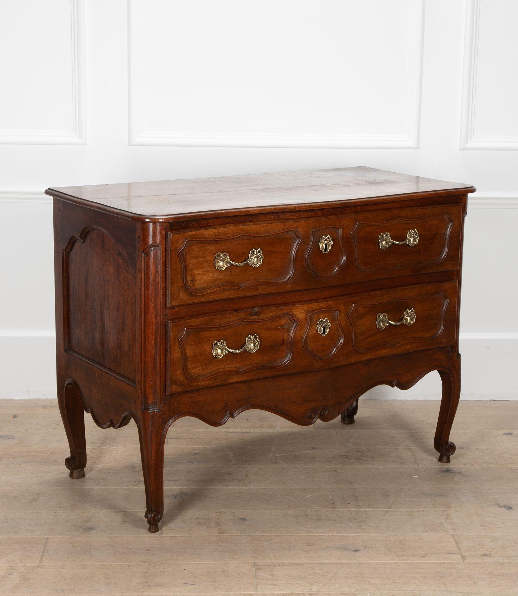 Francese Commode francese in noce provenzale del XVIII secolo in vendita
