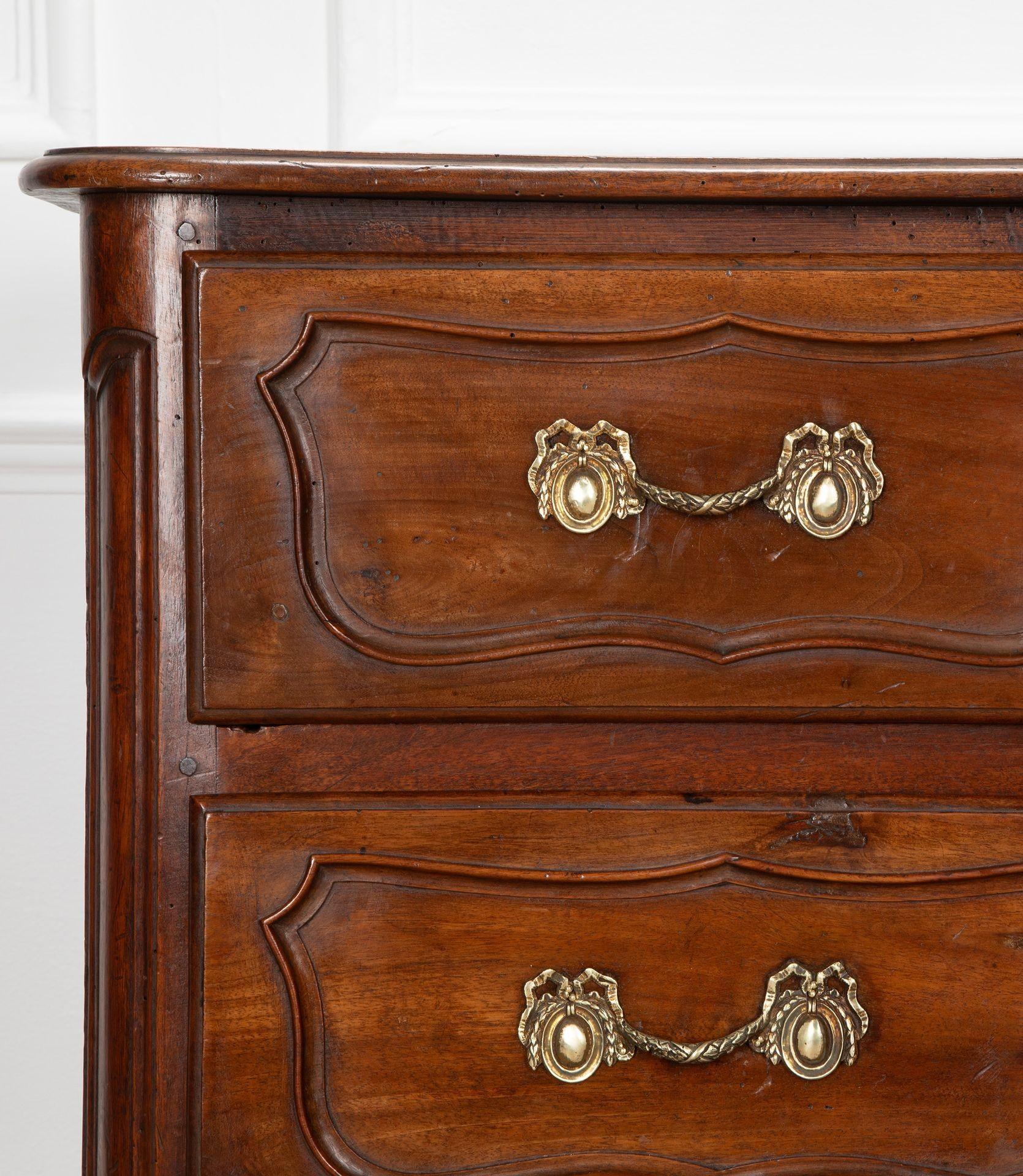 Commode francese in noce provenzale del XVIII secolo In condizioni buone in vendita a Gloucestershire, GB