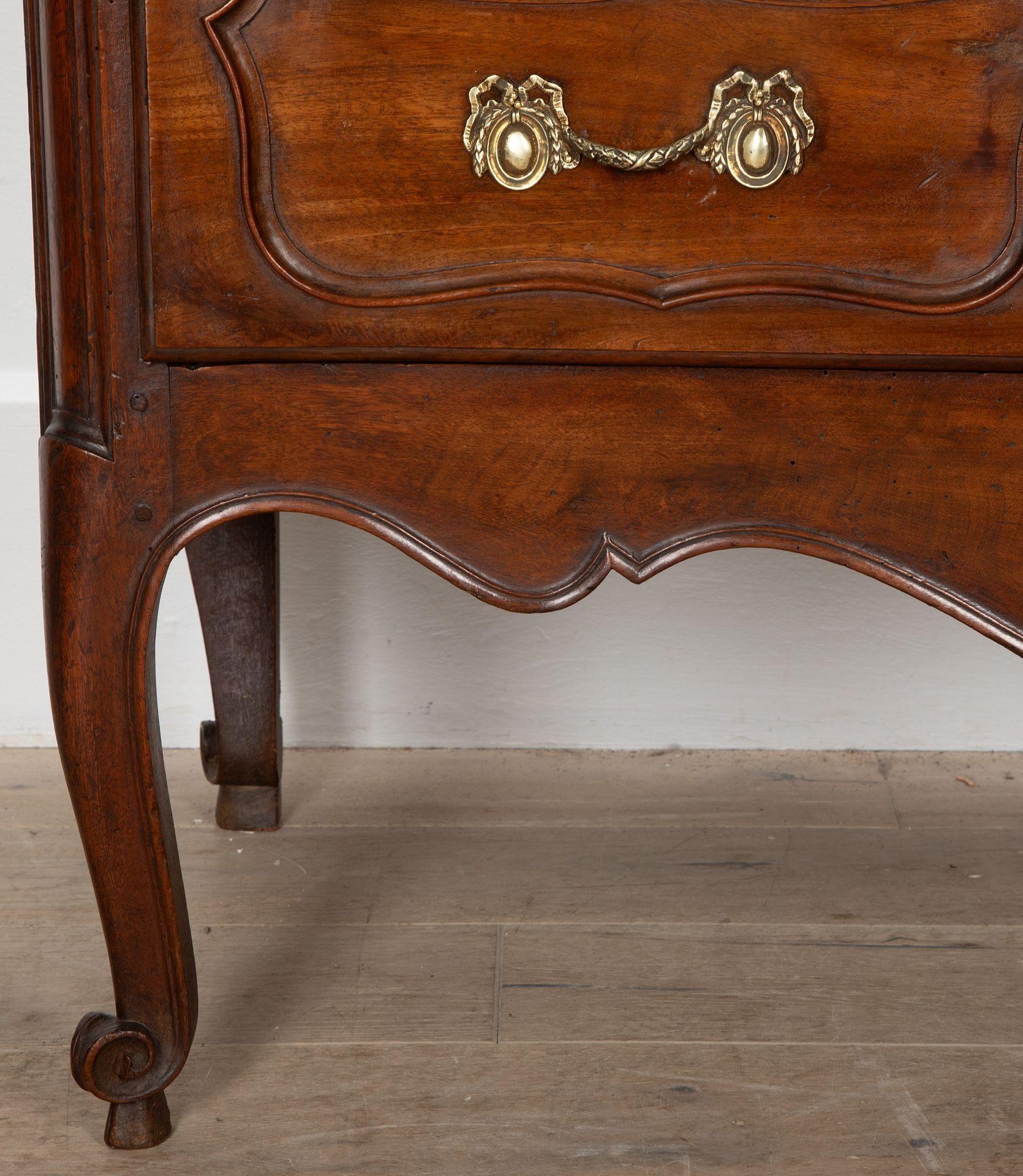 Fino al XVIII secolo Commode francese in noce provenzale del XVIII secolo in vendita