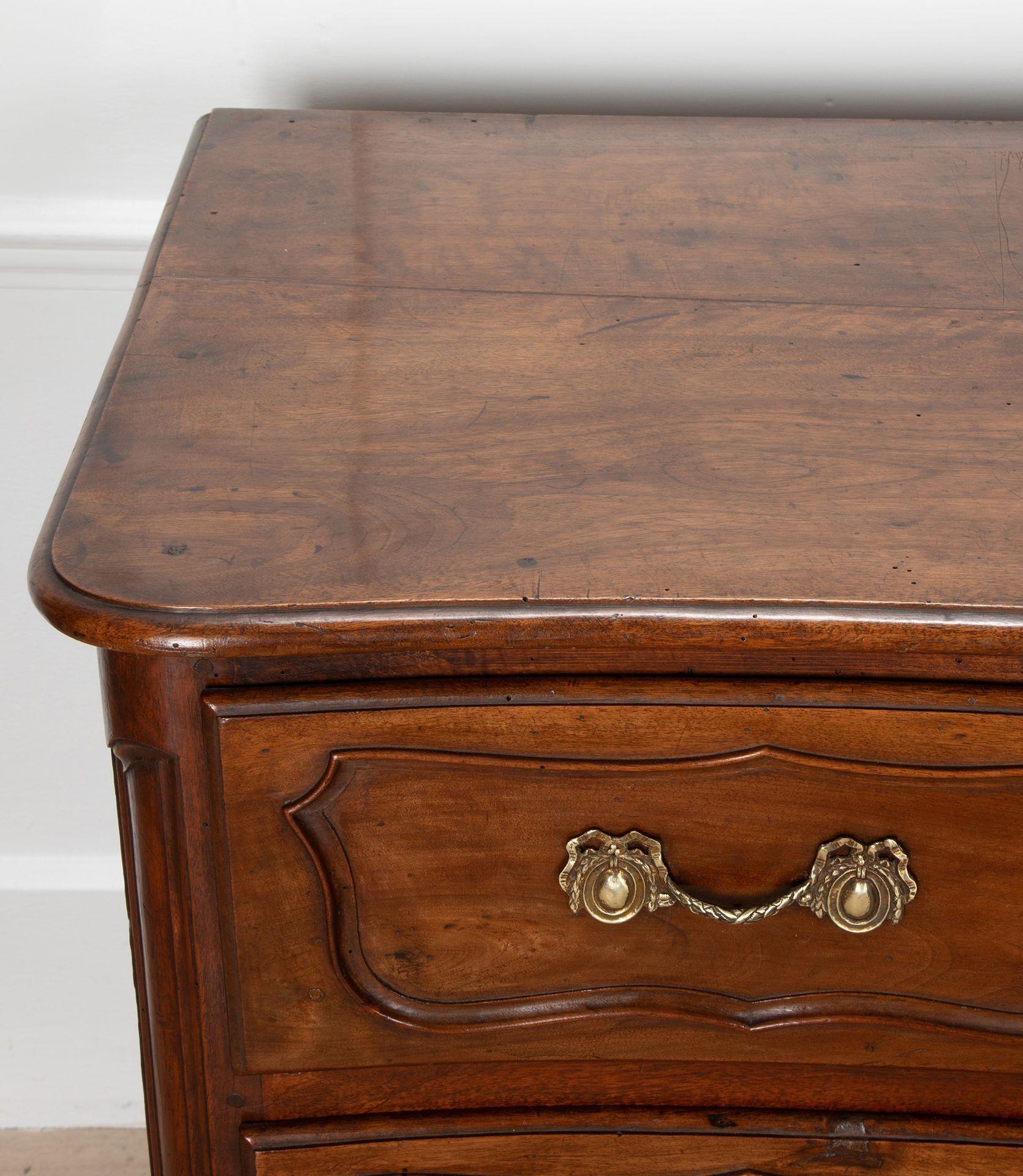 Noce Commode francese in noce provenzale del XVIII secolo in vendita
