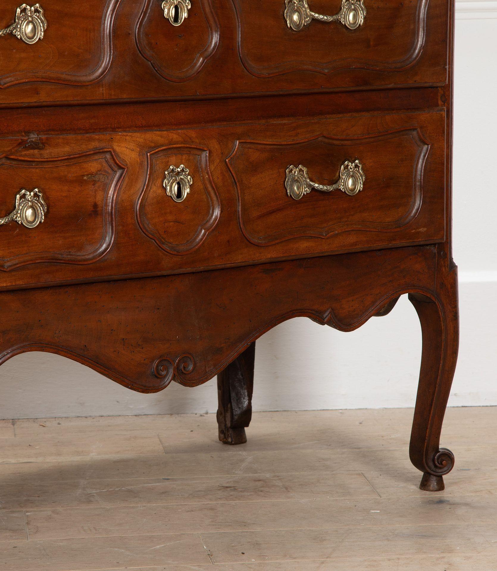 Commode francese in noce provenzale del XVIII secolo in vendita 1