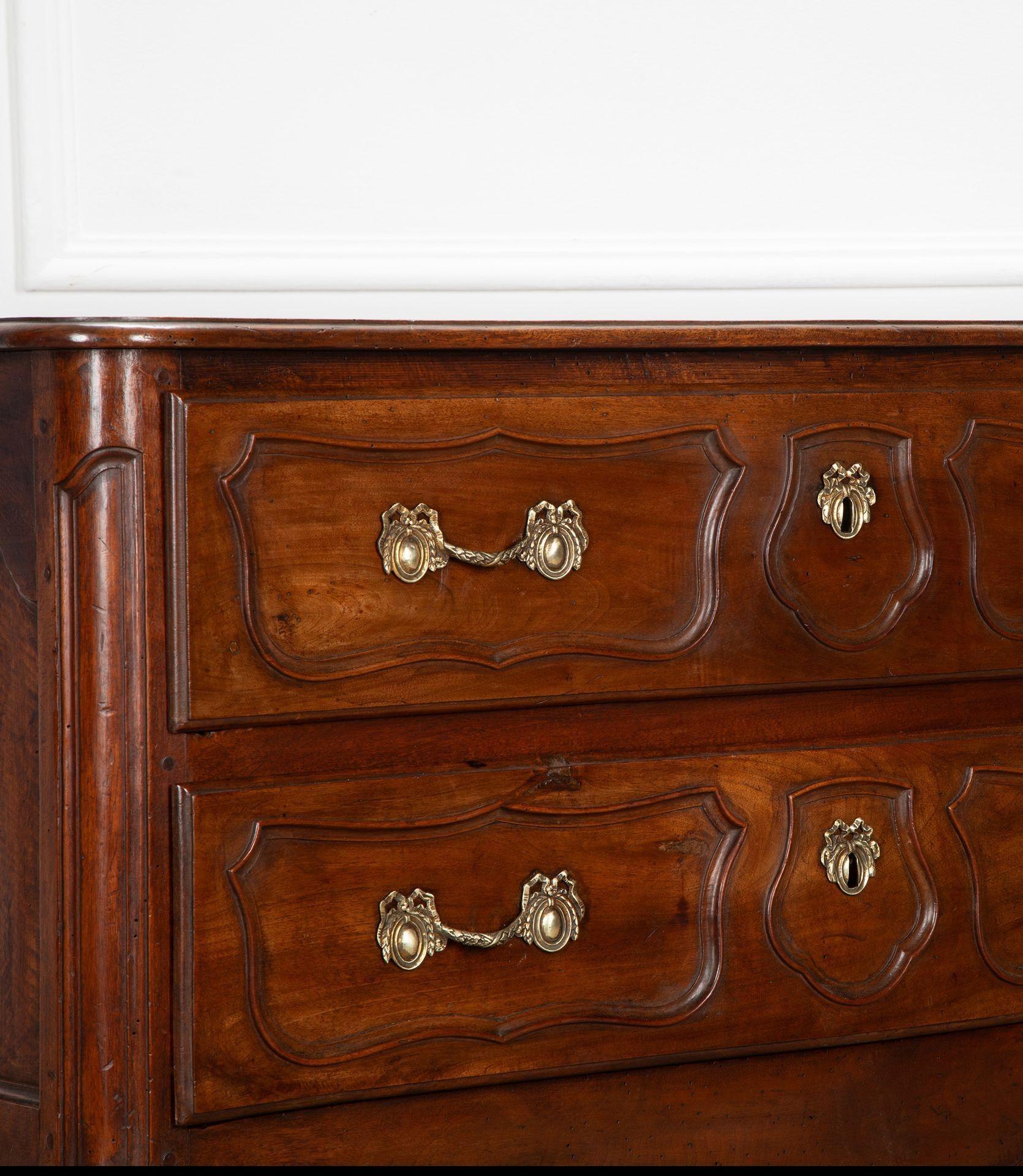 Commode francese in noce provenzale del XVIII secolo in vendita 2