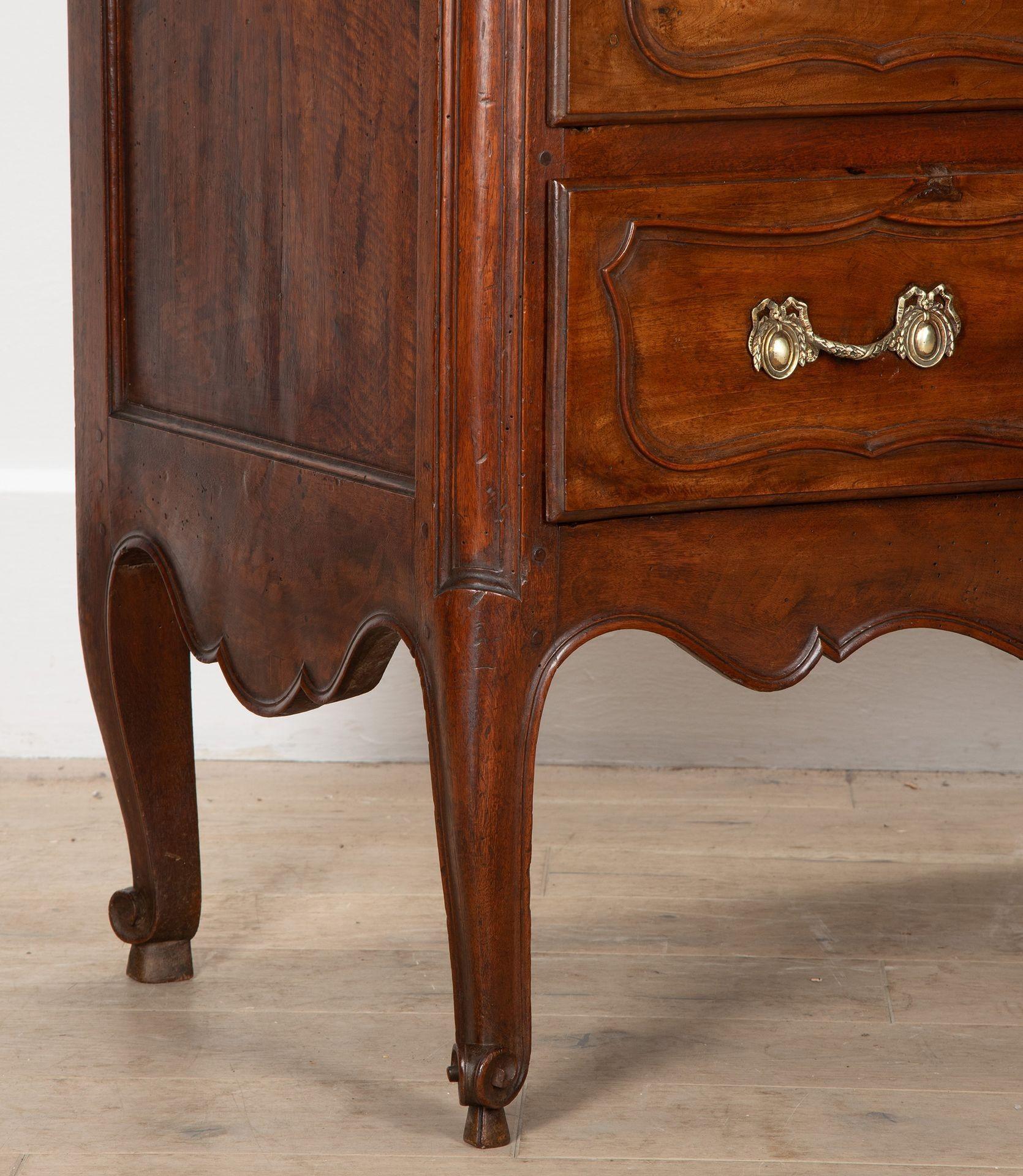 Commode francese in noce provenzale del XVIII secolo in vendita 3