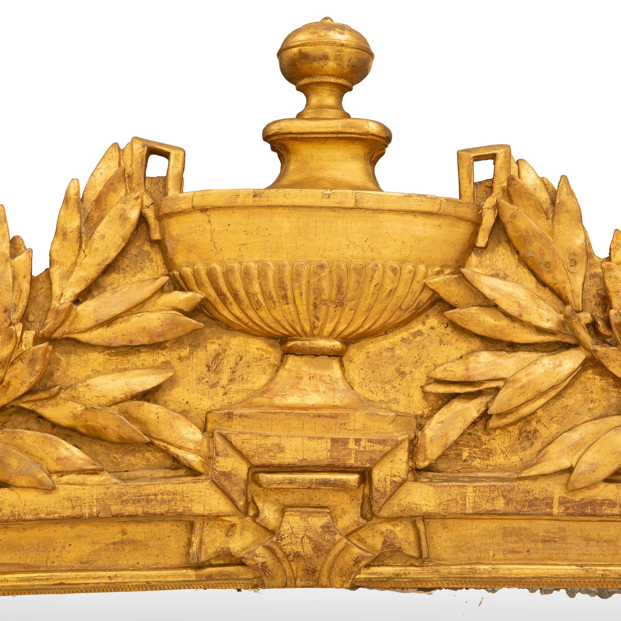 XVIIIe siècle et antérieur Miroir français du 18e siècle en bois doré de la période Régence en vente