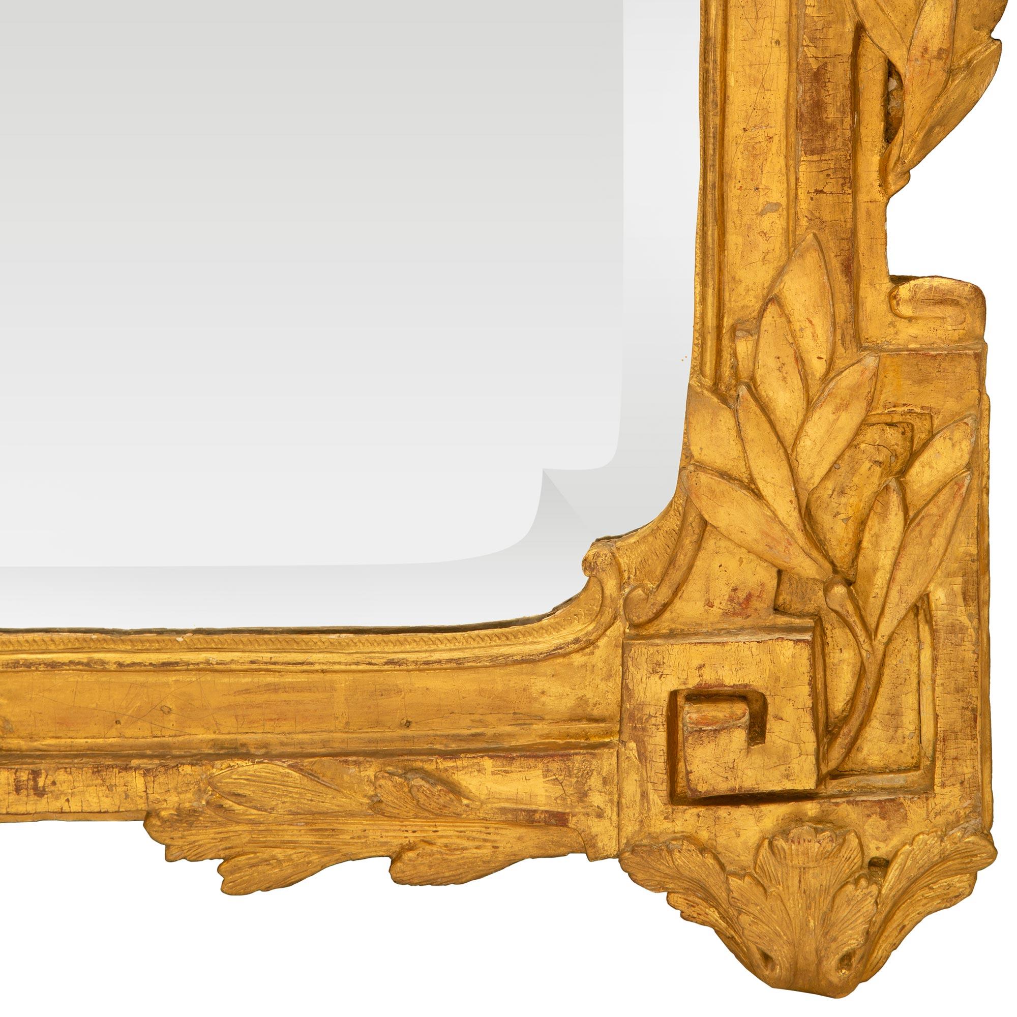 Miroir français du 18e siècle en bois doré de la période Régence en vente 3