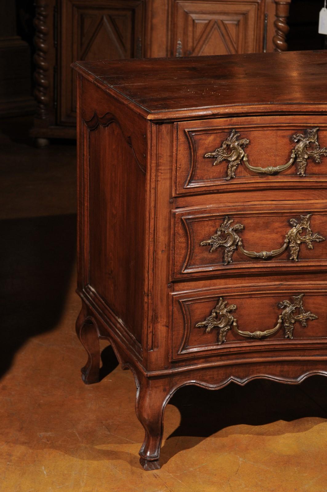French 18th Century Régence Beechwood Serpentine Commode with Bronze Hardware 8