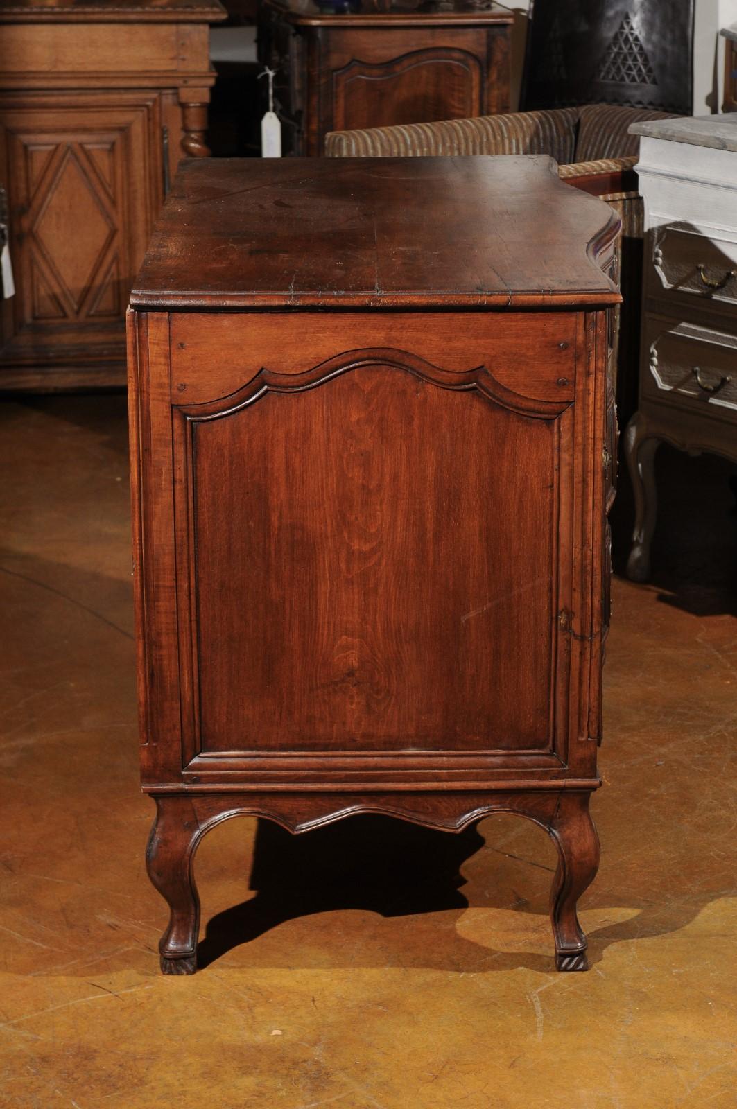 French 18th Century Régence Beechwood Serpentine Commode with Bronze Hardware 1