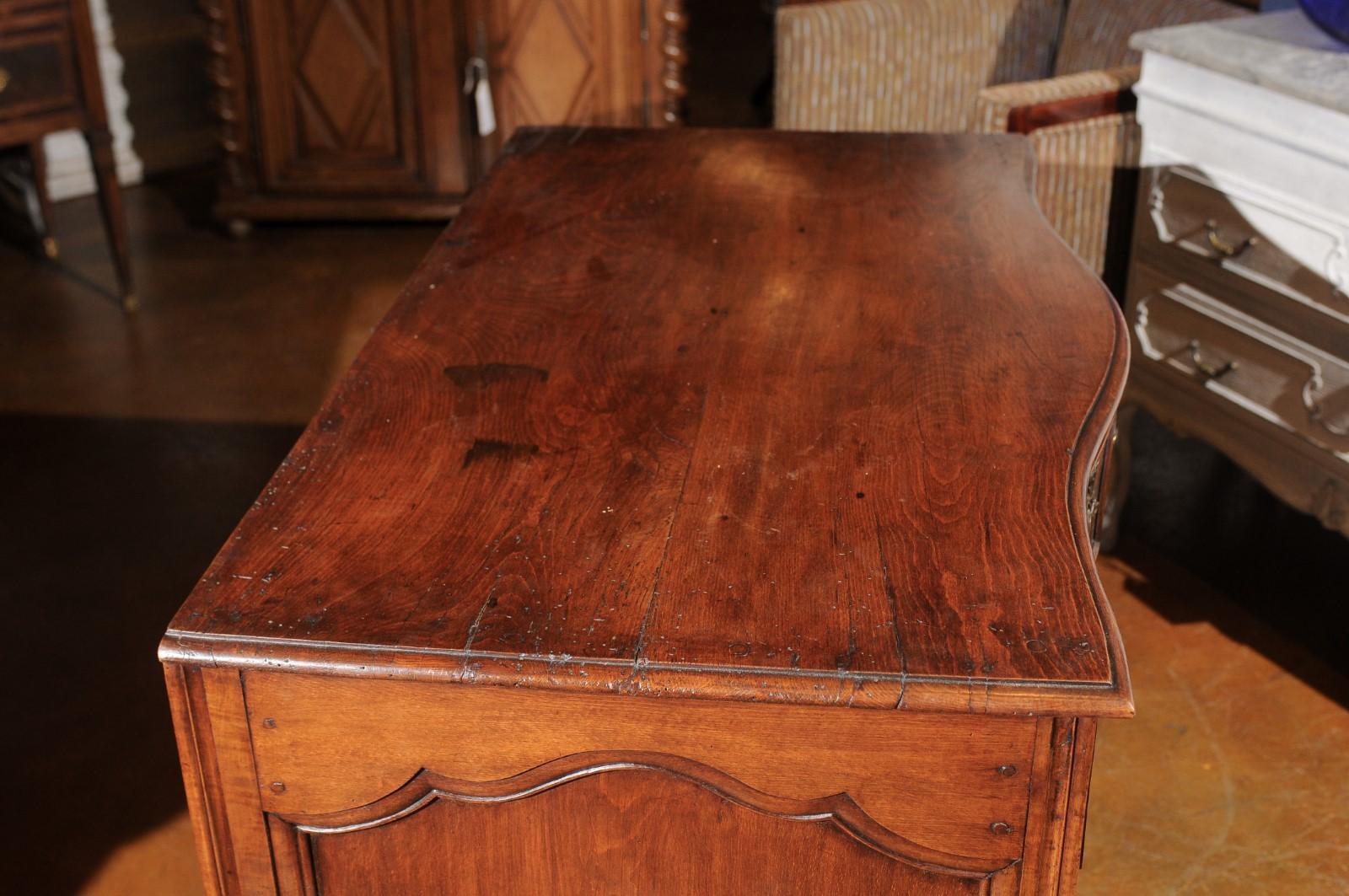 French 18th Century Régence Beechwood Serpentine Commode with Bronze Hardware 2