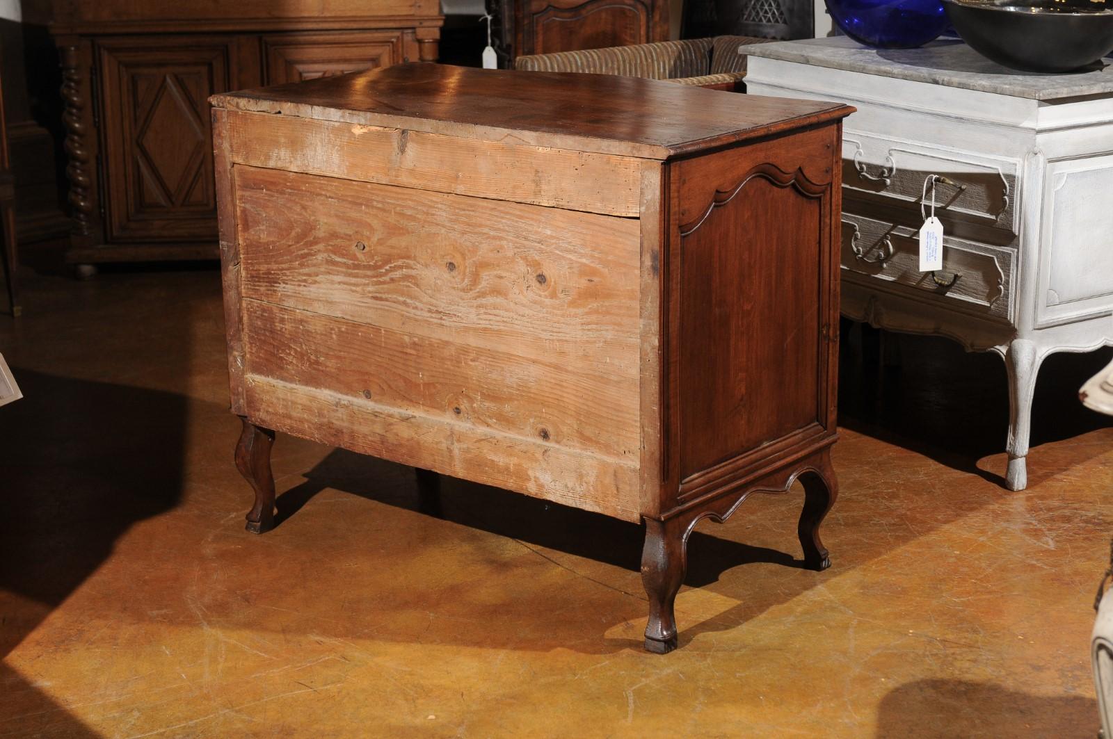 French 18th Century Régence Beechwood Serpentine Commode with Bronze Hardware 3