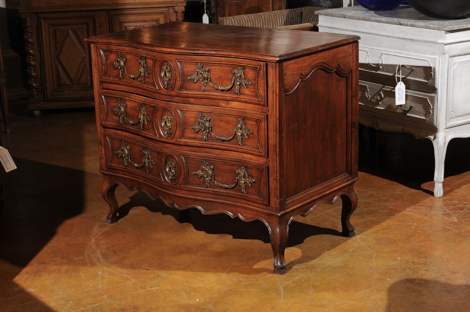 French 18th Century Régence Beechwood Serpentine Commode with Bronze Hardware 4