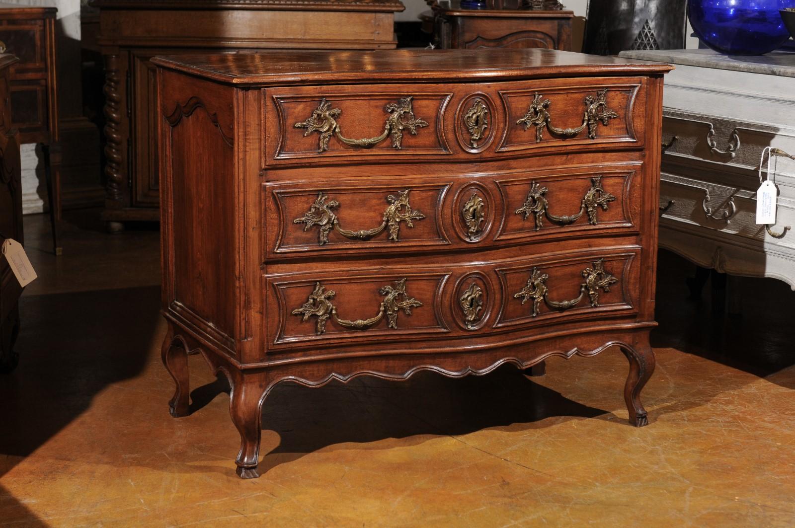French 18th Century Régence Beechwood Serpentine Commode with Bronze Hardware 6