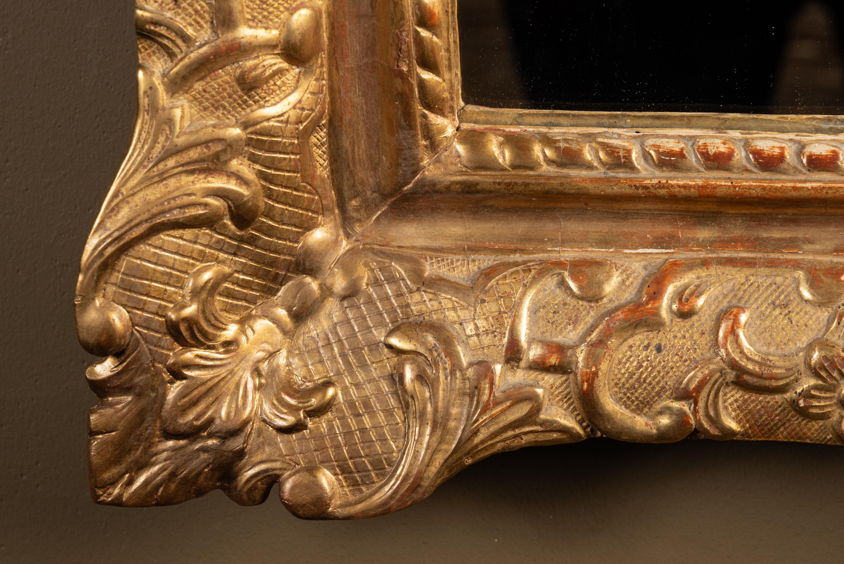 Français Miroir à feuilles d'or sculpté de la Régence française du XVIIIe siècle en vente