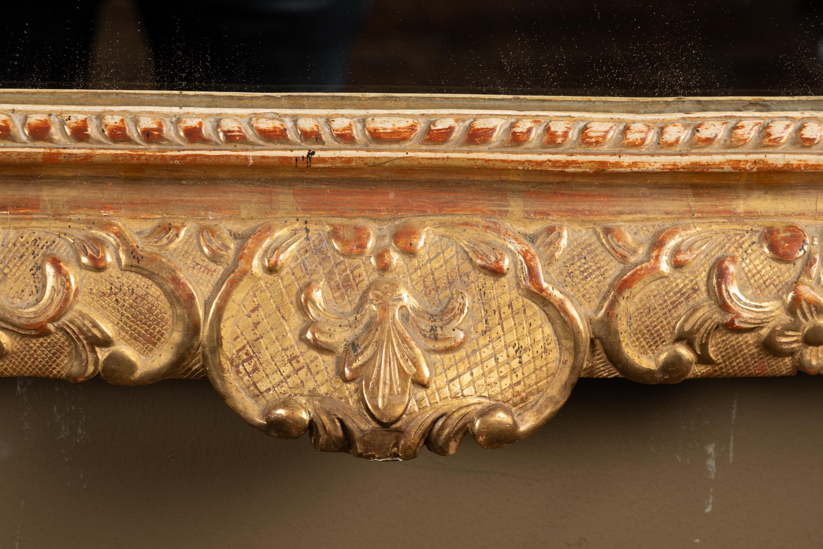 Miroir à feuilles d'or sculpté de la Régence française du XVIIIe siècle Bon état - En vente à New Orleans, LA
