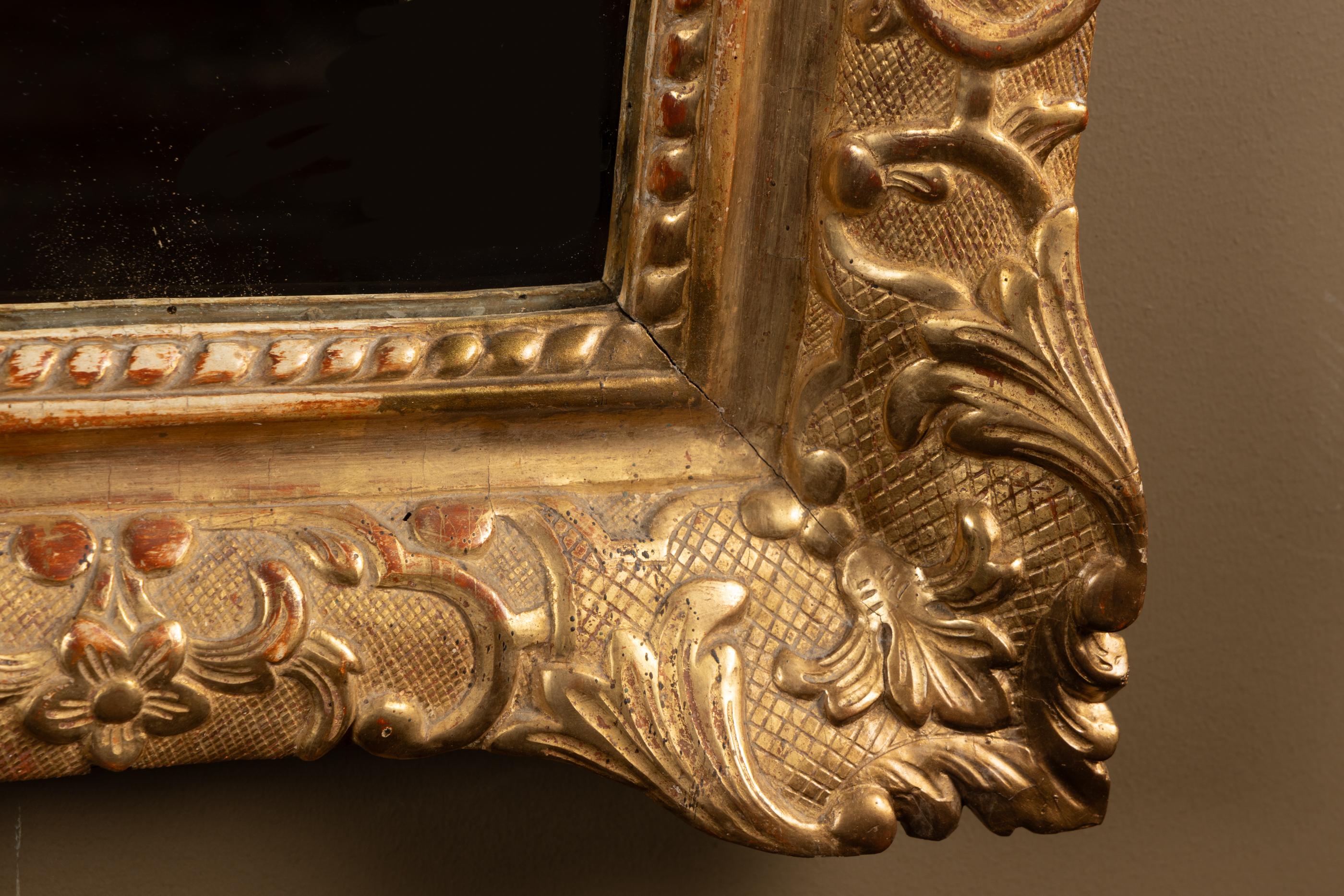 XVIIIe siècle et antérieur Miroir à feuilles d'or sculpté de la Régence française du XVIIIe siècle en vente