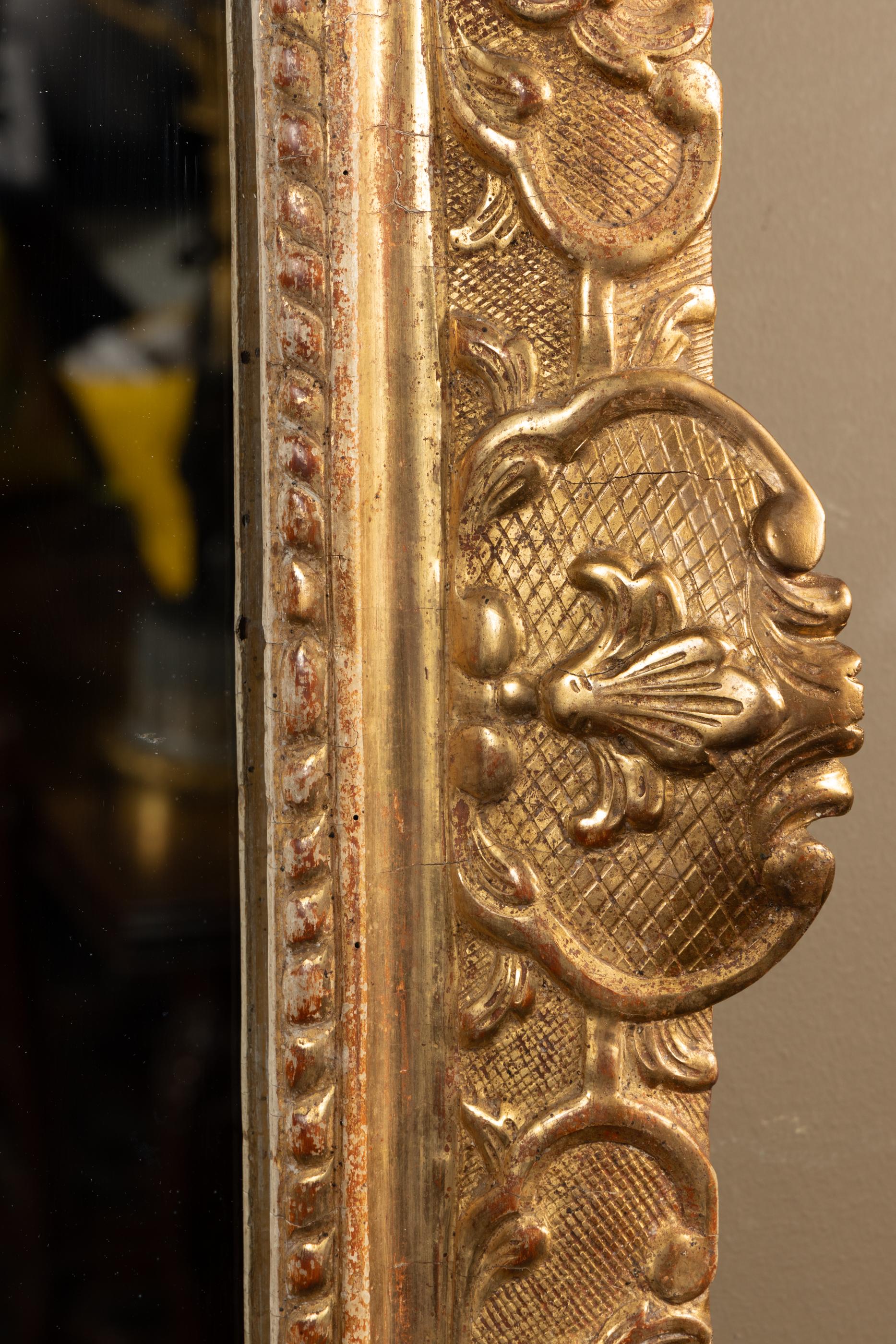 Feuille d'or Miroir à feuilles d'or sculpté de la Régence française du XVIIIe siècle en vente