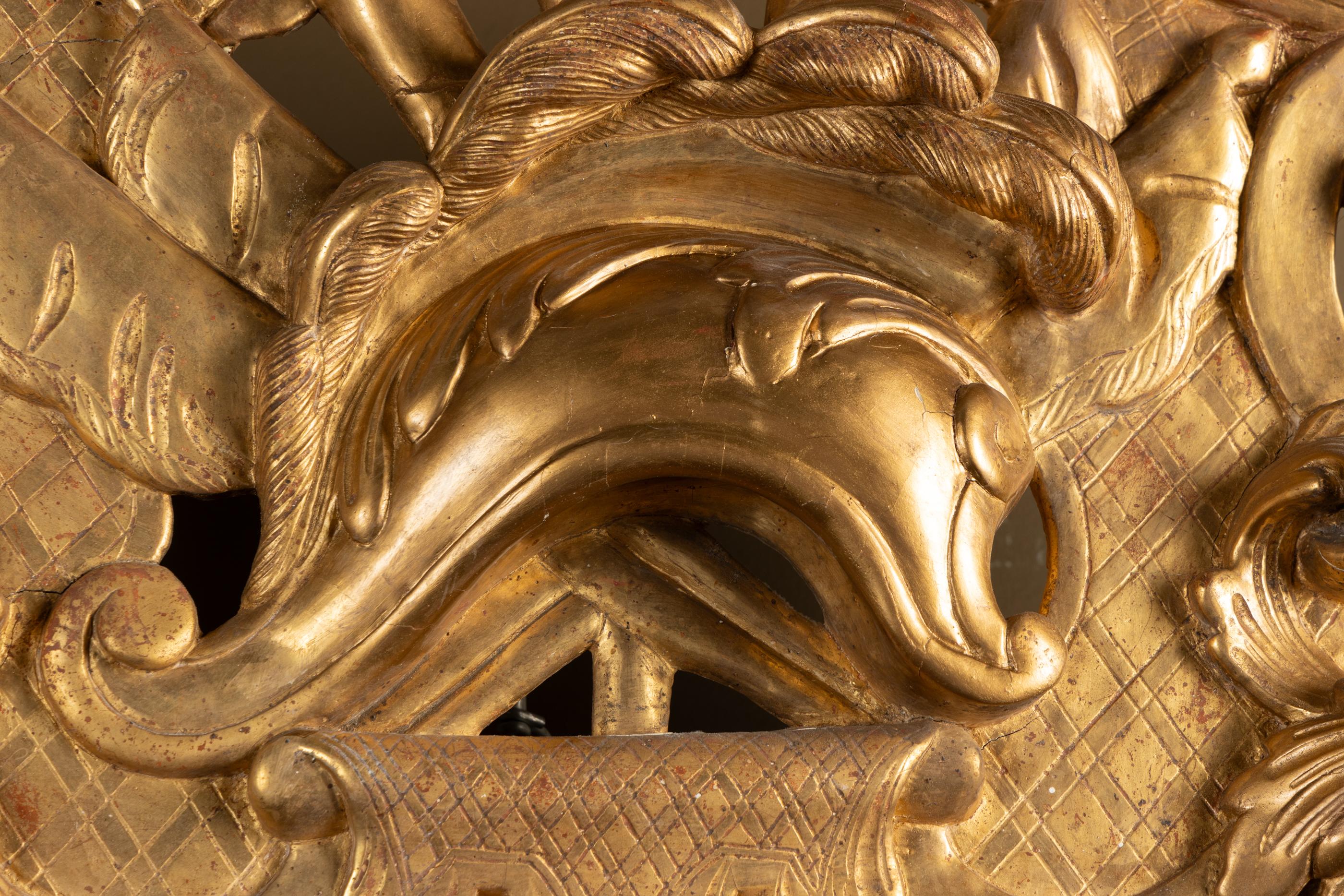 Miroir à feuilles d'or sculpté de la Régence française du XVIIIe siècle en vente 3
