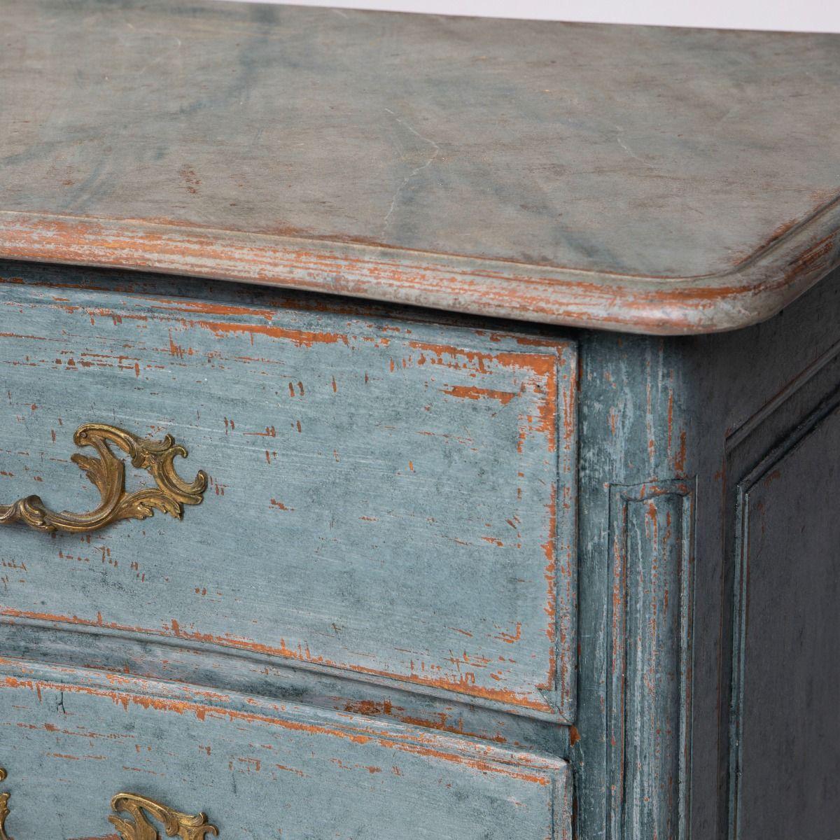 Cómoda Régence Francesa del Siglo XVIII con Frente de Arco en Gris-Azul Latón en venta