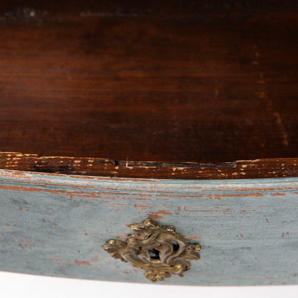 Cómoda Régence Francesa del Siglo XVIII con Frente de Arco en Gris-Azul en venta 2