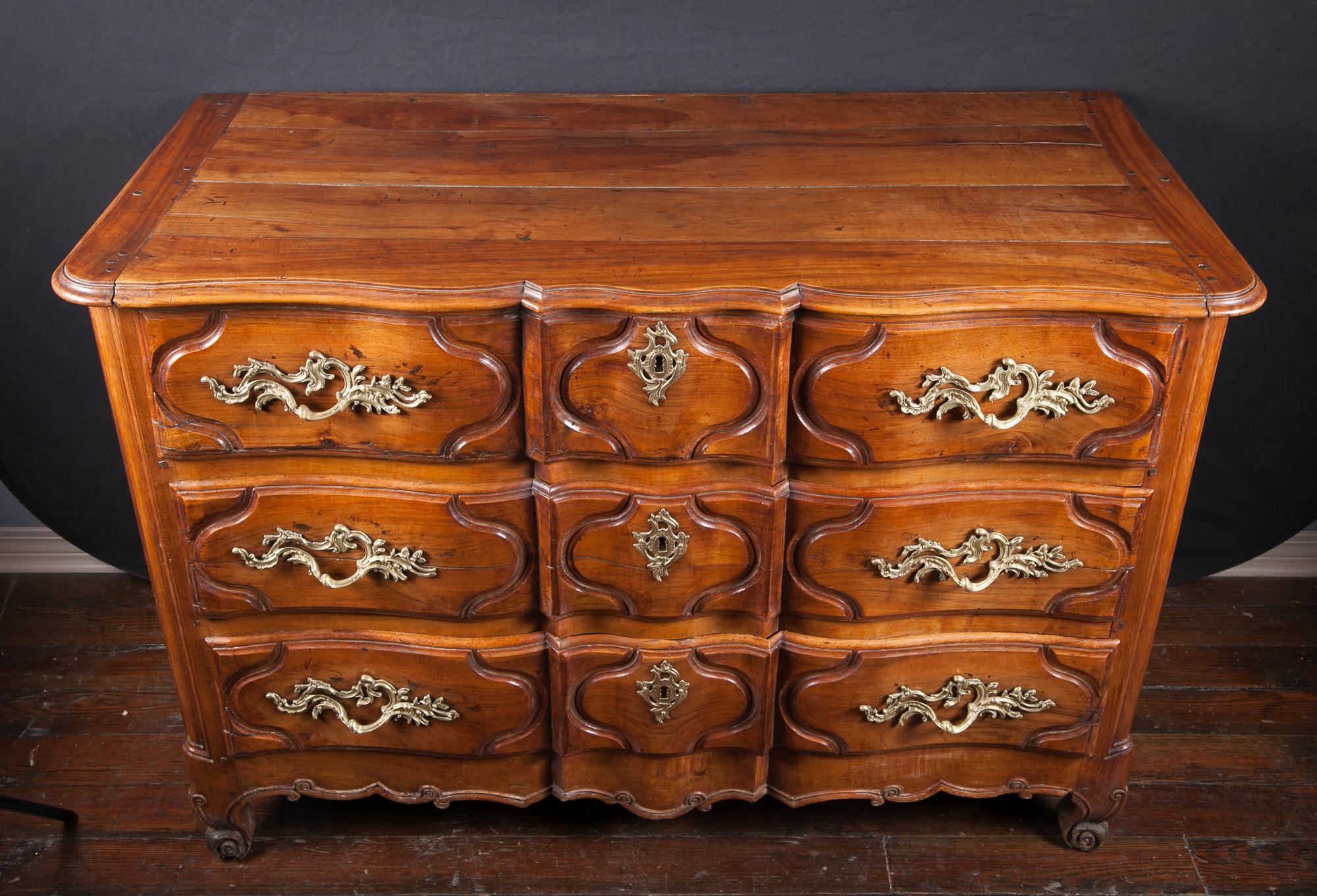 Gold Plate French 18th Century Regence Lyonnaise Commode Made of Walnut, Bronze dOre Mounts For Sale