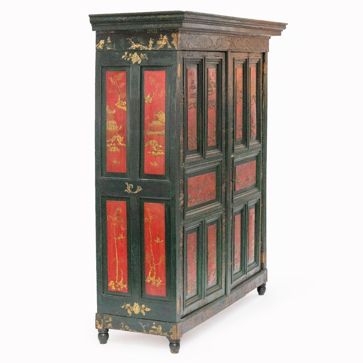Belle armoire décorative de l'époque de la Régence française.
Elegamment orné de motifs chinois bien conservés représentant des paysages, des personnages, des oiseaux et des maisons à la feuille d'or sur fond de laque verte et rouge. 

Elle est
