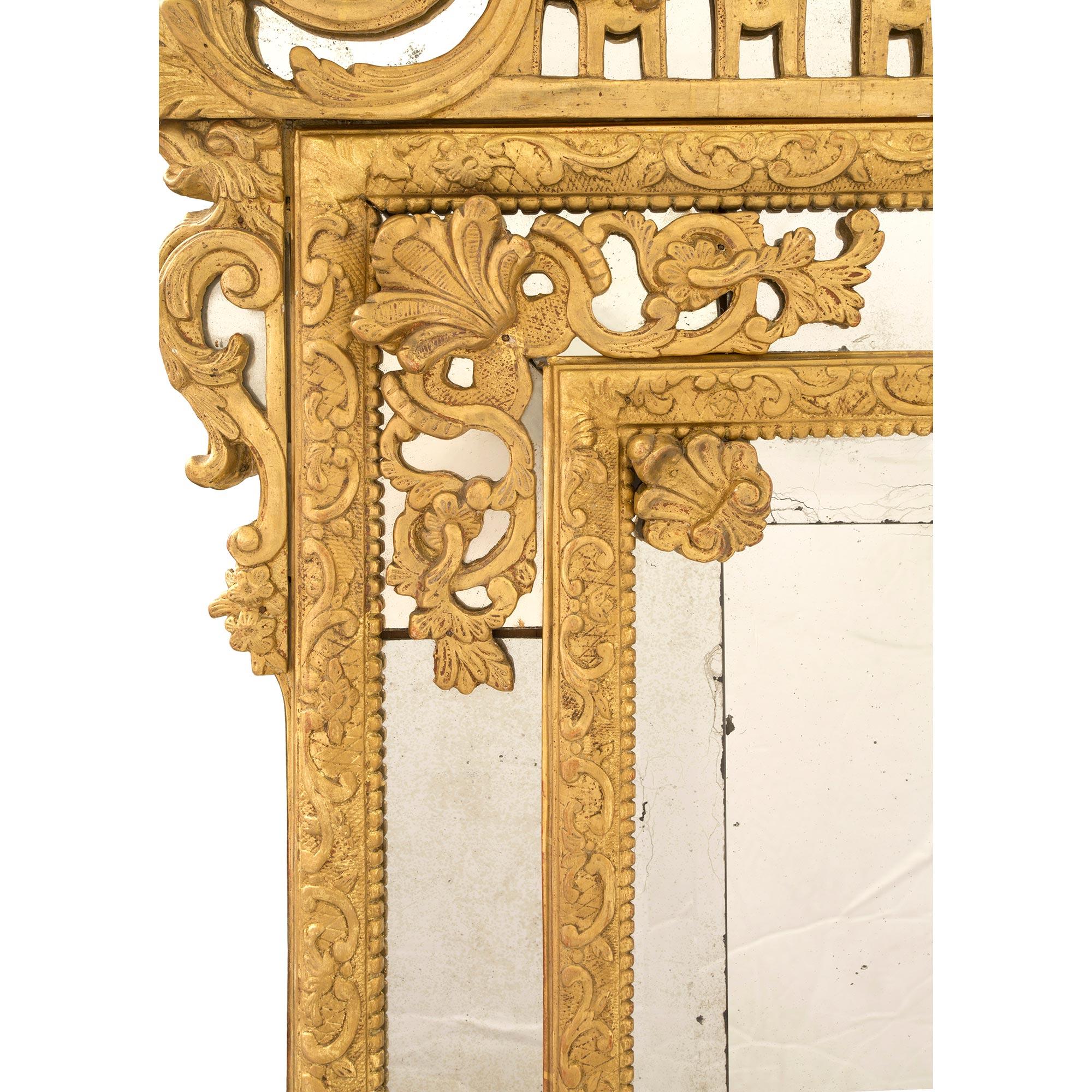 XVIIIe siècle et antérieur Miroir français en bois doré à double cadre de la période Régence du 18ème siècle en vente