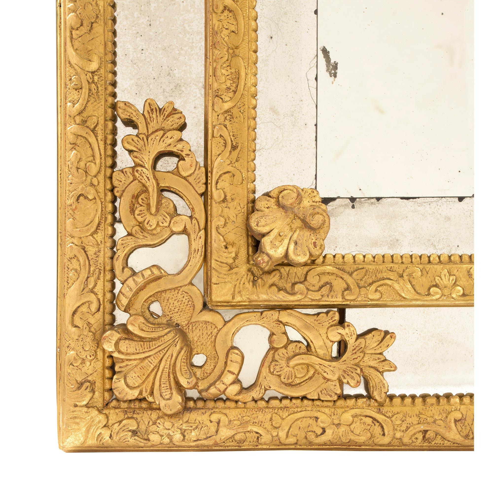 Miroir français en bois doré à double cadre de la période Régence du 18ème siècle en vente 2