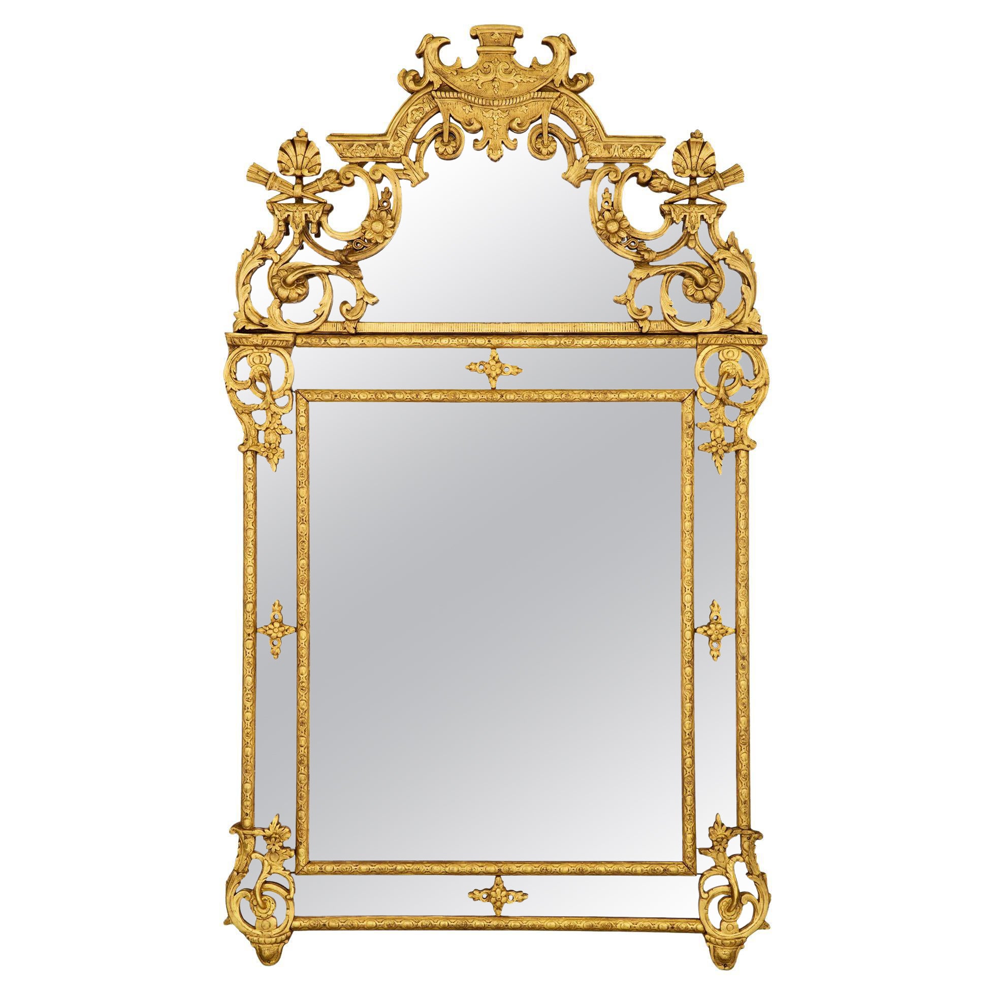 Specchio francese del XVIII secolo del periodo Regence con doppia cornice in legno dorato in vendita