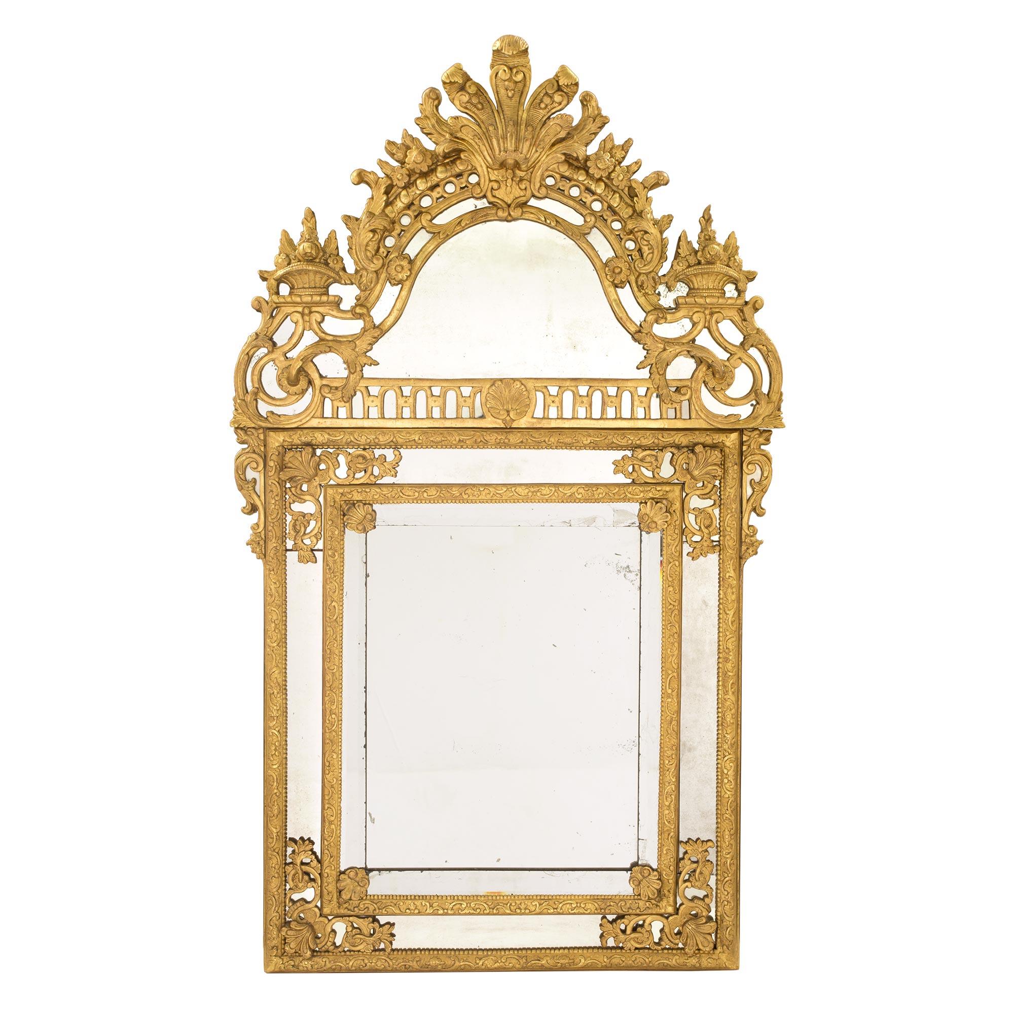 Miroir français en bois doré à double cadre de la période Régence du 18ème siècle en vente
