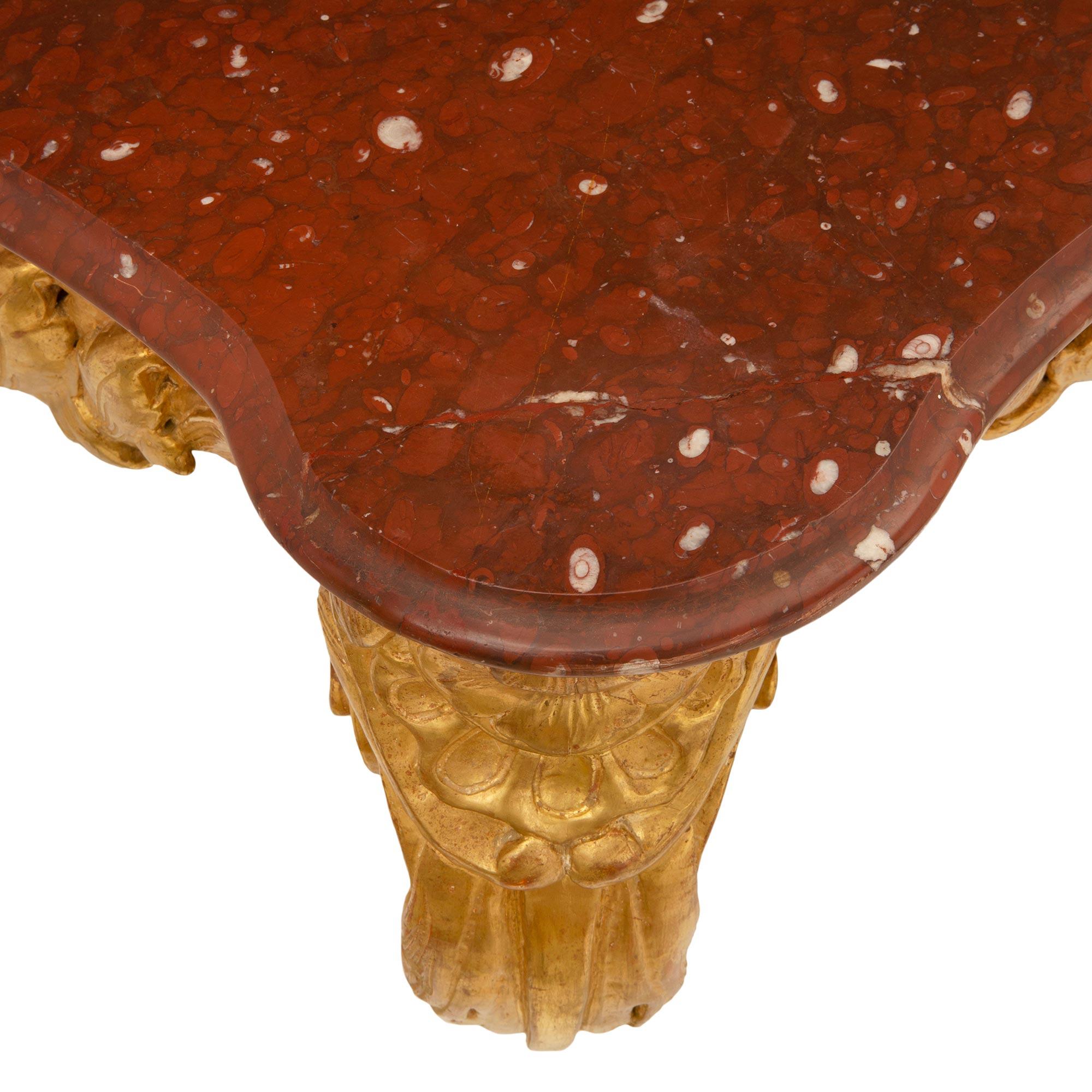 Français Console française d'époque Régence du 18ème siècle en bois doré et marbre rouge griotte en vente