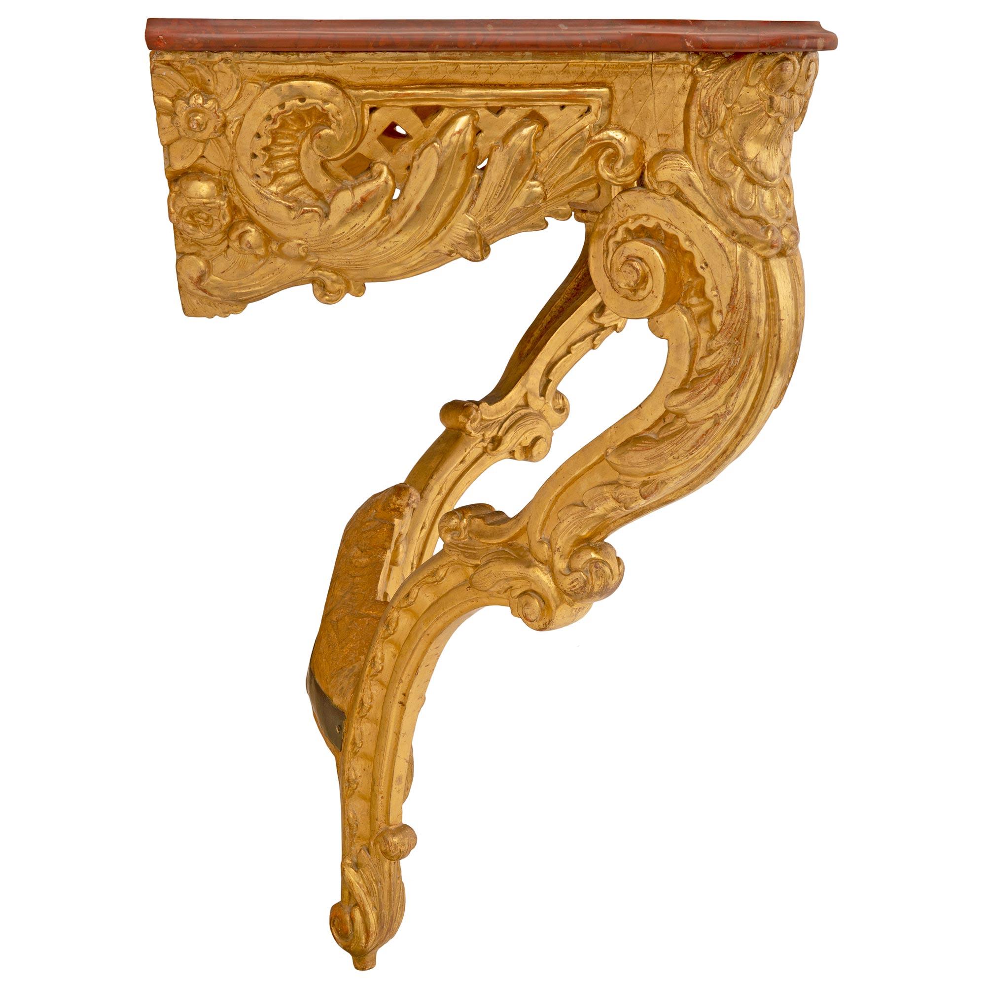 XVIIIe siècle et antérieur Console française d'époque Régence du 18ème siècle en bois doré et marbre rouge griotte en vente