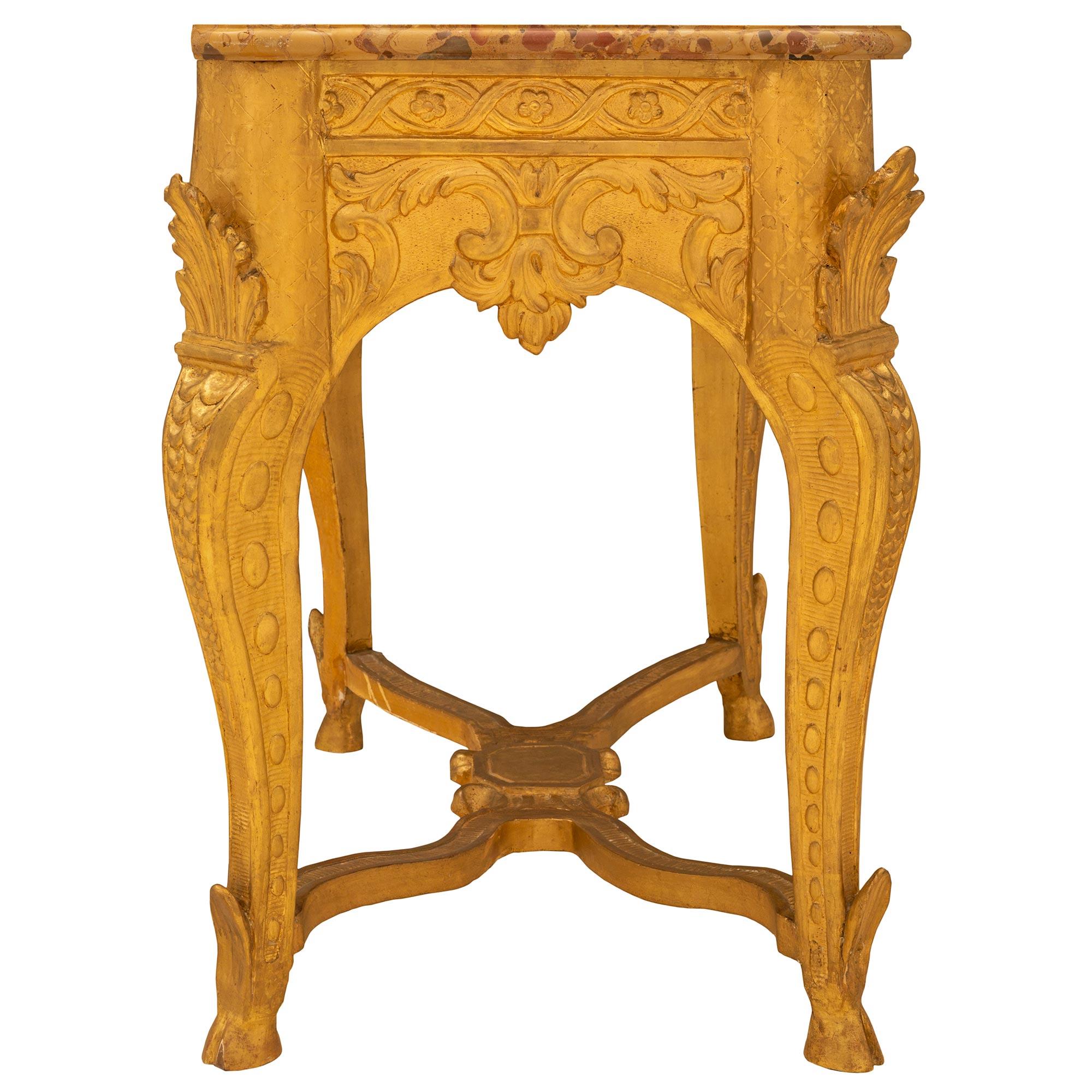 Console en bois doré du XVIIIe siècle de la période Régence française Bon état - En vente à West Palm Beach, FL