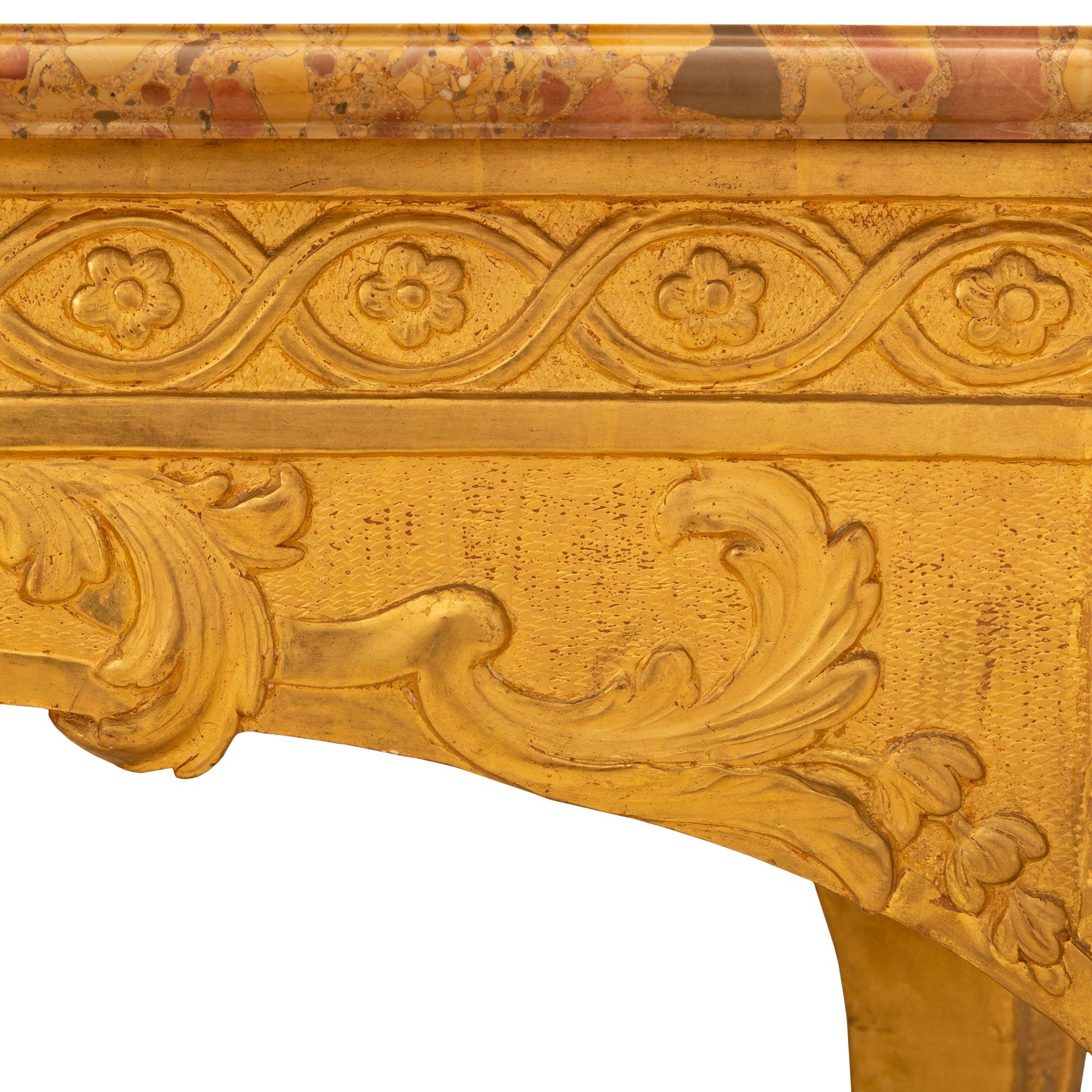 Marbre Console en bois doré du XVIIIe siècle de la période Régence française en vente