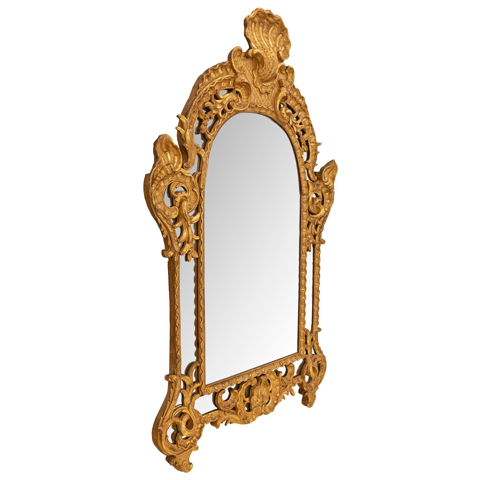 Un sensationnel miroir à double cadre en bois doré de très haute qualité, datant de la période Régence du début du XVIIIe siècle, vers 1720. Le miroir conserve toutes ses plaques de miroir d'origine, la plaque centrale étant placée dans une bordure