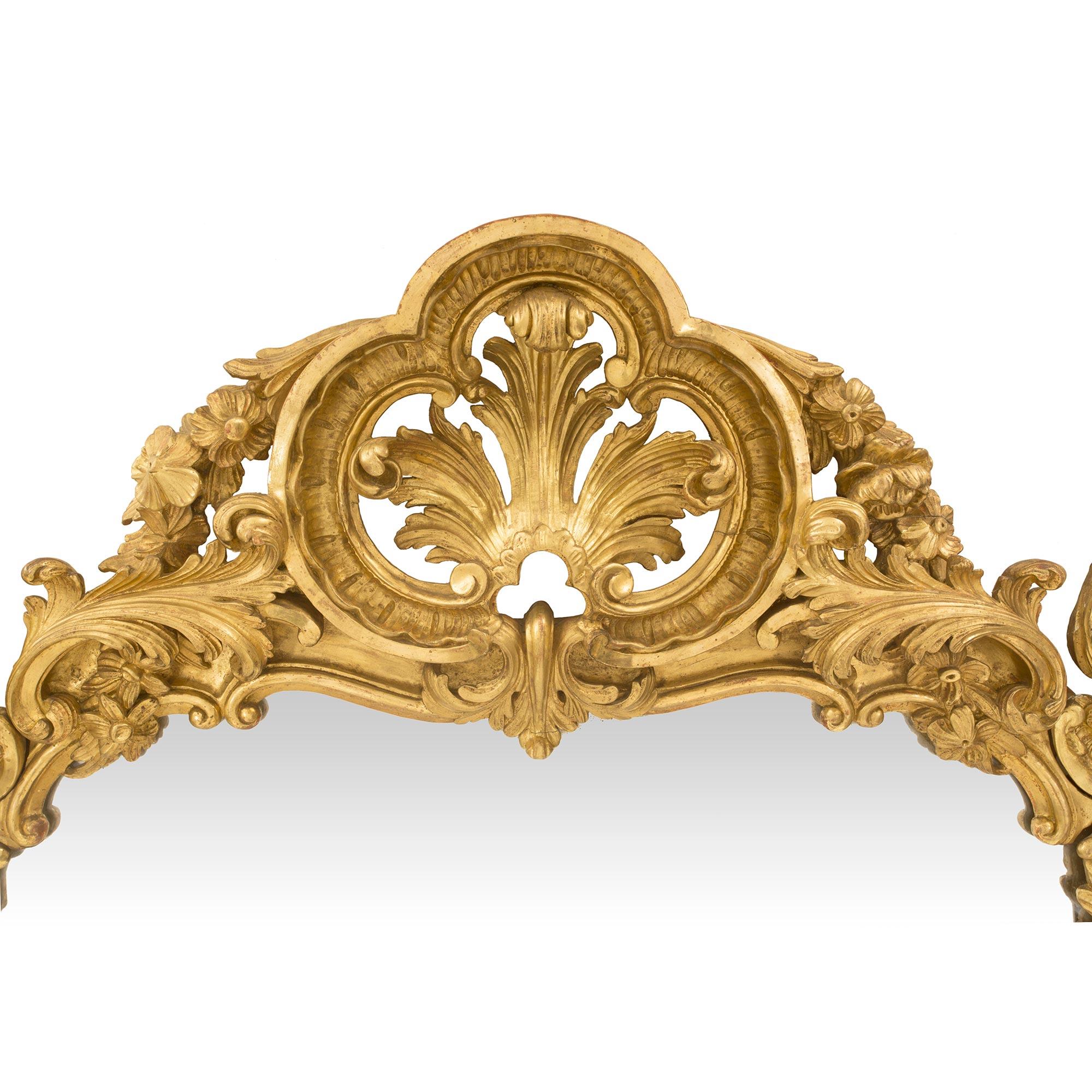 Français Miroir en bois doré de la période de la Régence du XVIIIe siècle français en vente