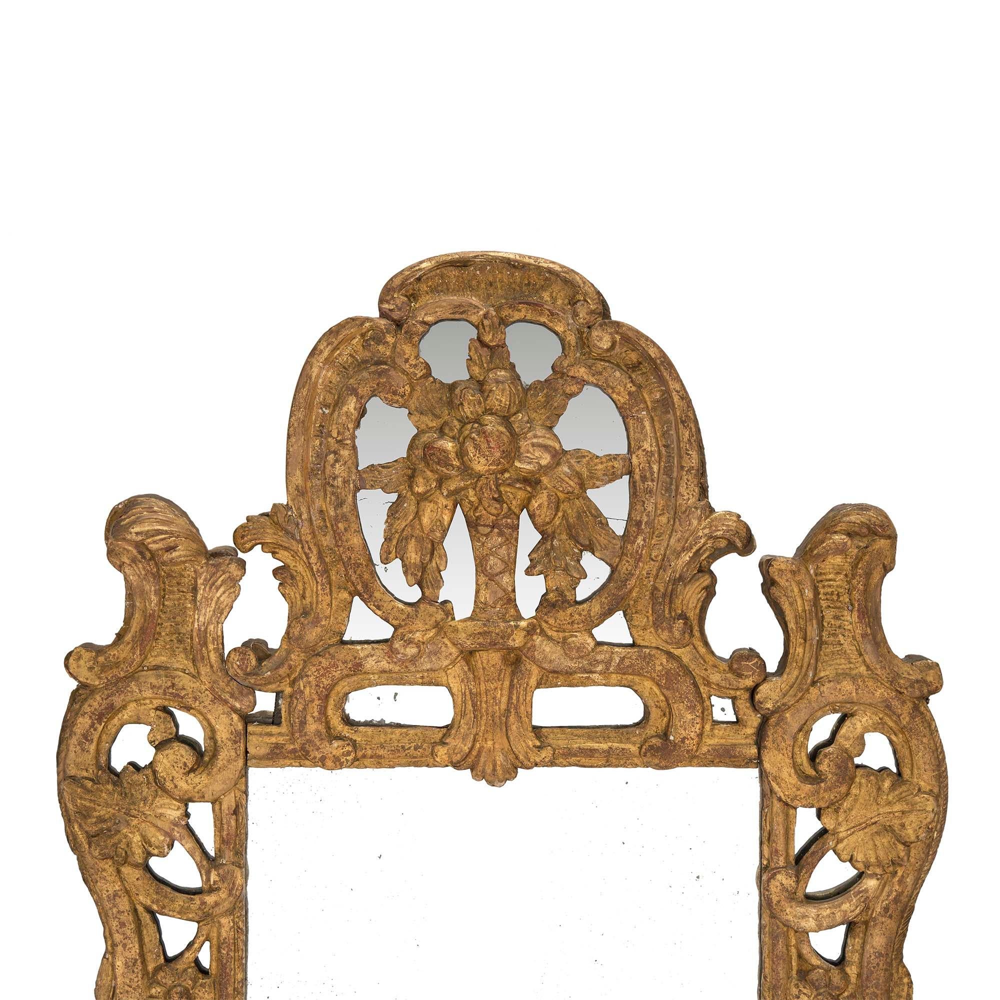 French 18th Century Régence Period Giltwood Mirror In Good Condition For Sale In West Palm Beach, FL