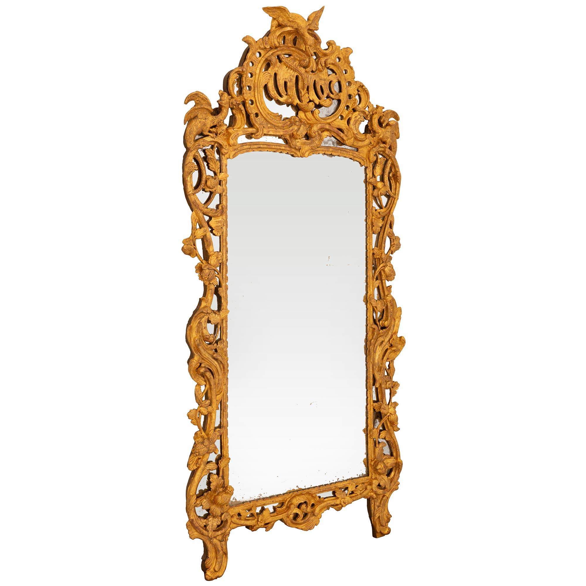 italien Miroir en bois doré d'époque Régence (XVIIIe siècle) en vente