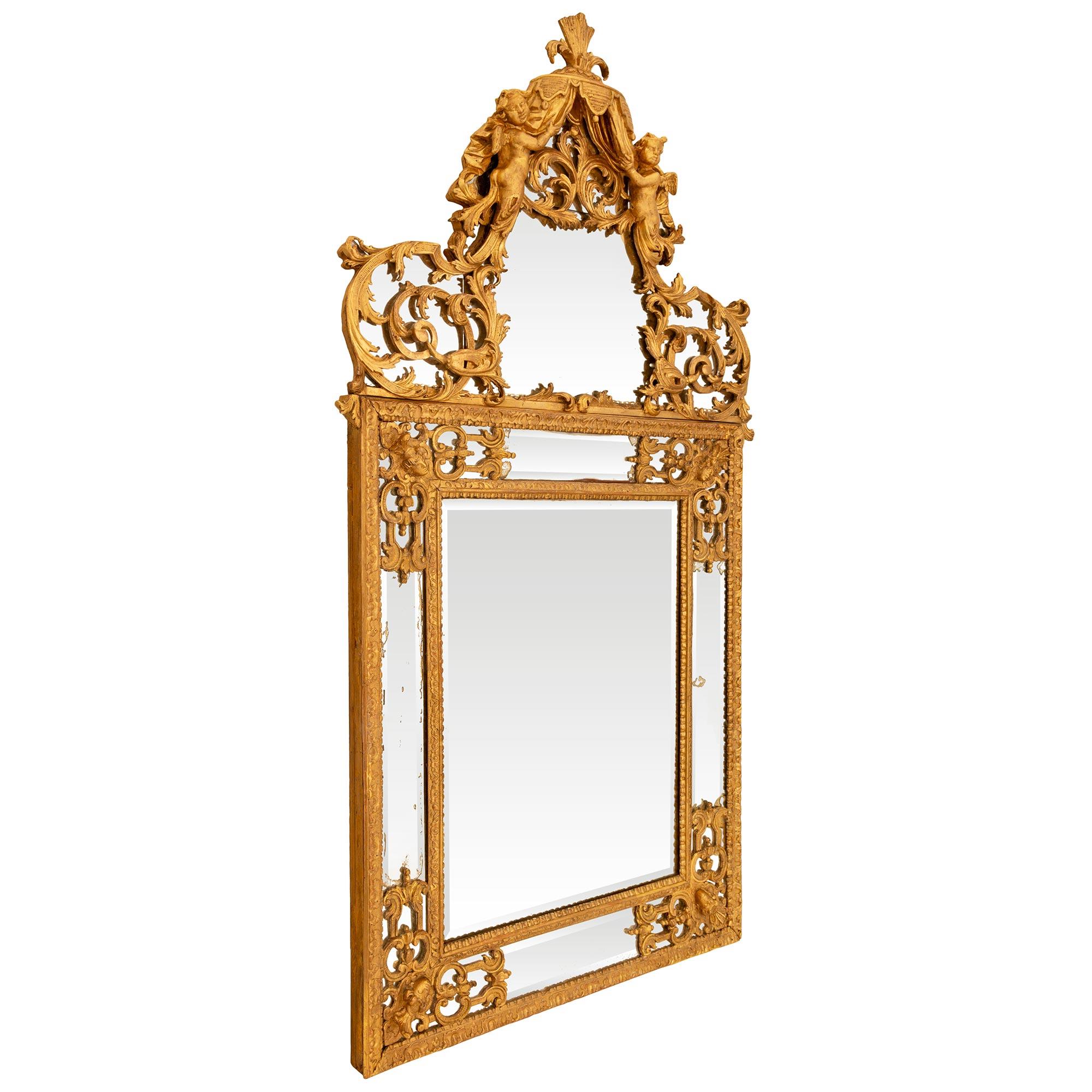 Français Miroir en bois doré d'époque Régence du XVIIIe siècle en vente