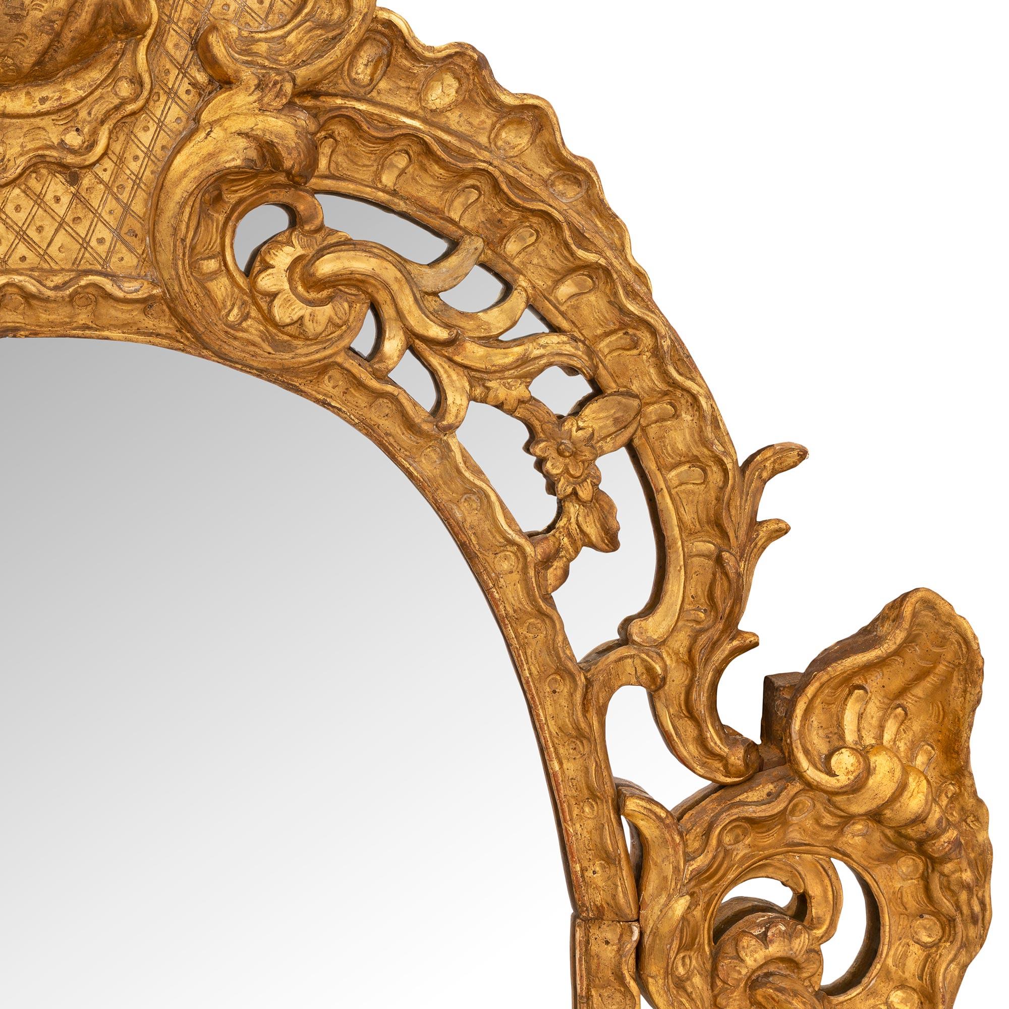 Miroir français en bois doré d'époque Régence du XVIIIe siècle Bon état - En vente à West Palm Beach, FL