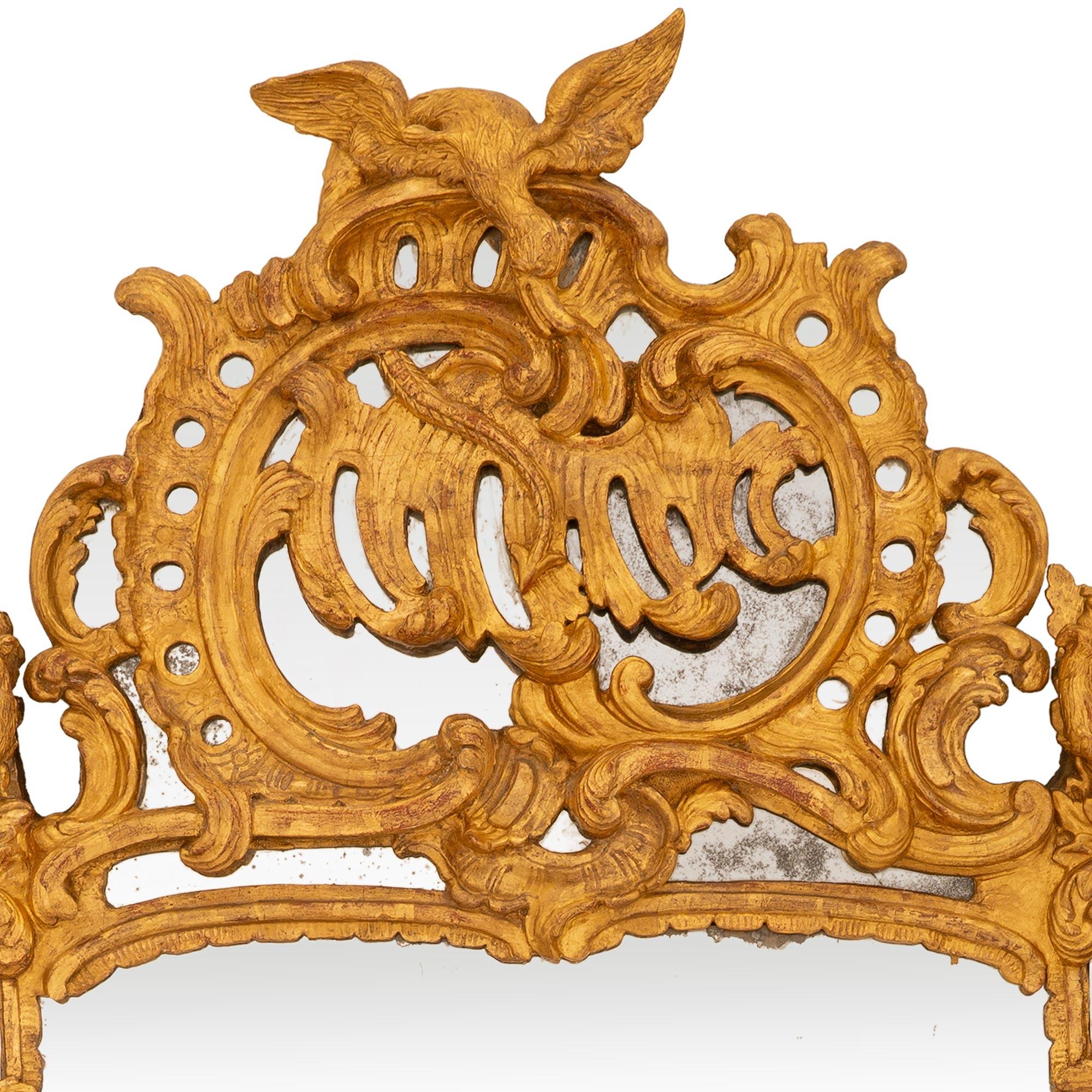 Miroir en bois doré d'époque Régence (XVIIIe siècle) Bon état - En vente à West Palm Beach, FL